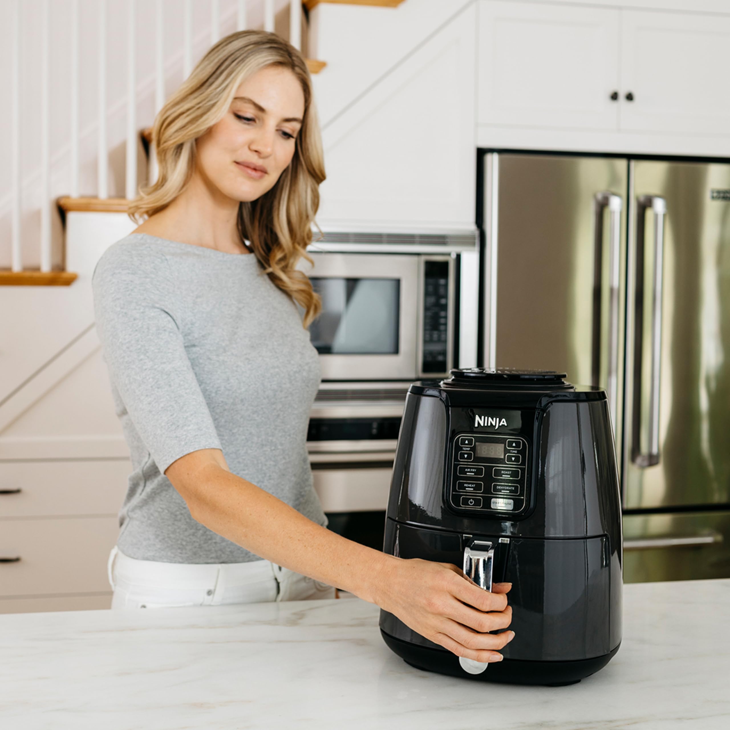 NINJA Air Fryer, 3,8L, 4-en-1, Sans Huile, Frire à l'air, Rôtir, Déshydrate, Panier Antiadhésif Compatible Lave-Vaisselle, 2-4 Portions, Digitale, Gris et Noir, AF100EU