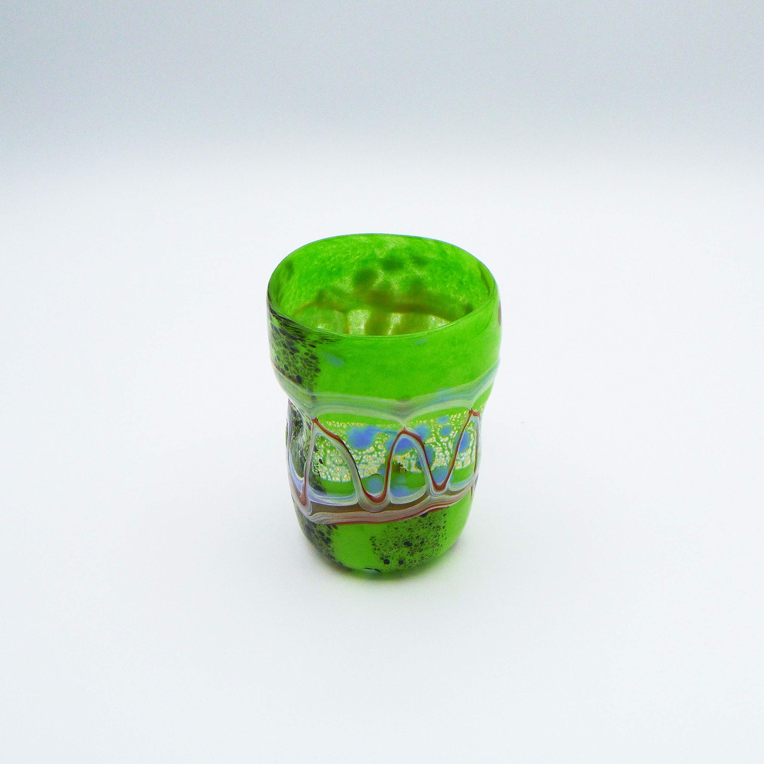 Style : Gobelet en verre de Murano ouvert à la main, avec taches et fils opaques fusionnés à l'intérieur. Original Murano Glass. Fabriqué en Italie. (11 cm)