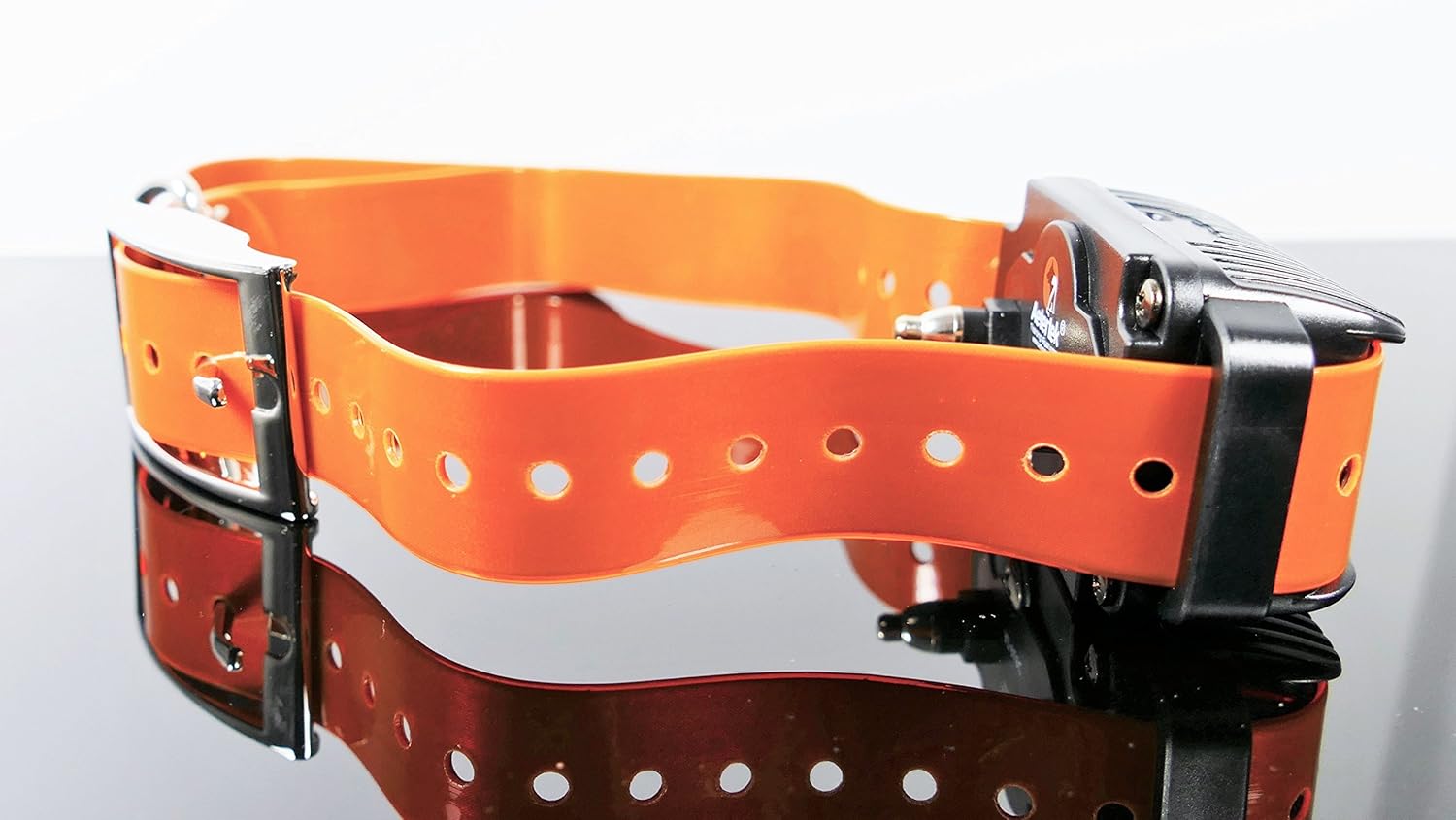 വശം view of the Aetertek AT-918C receiver collar, highlighting the adjustable orange strap.
