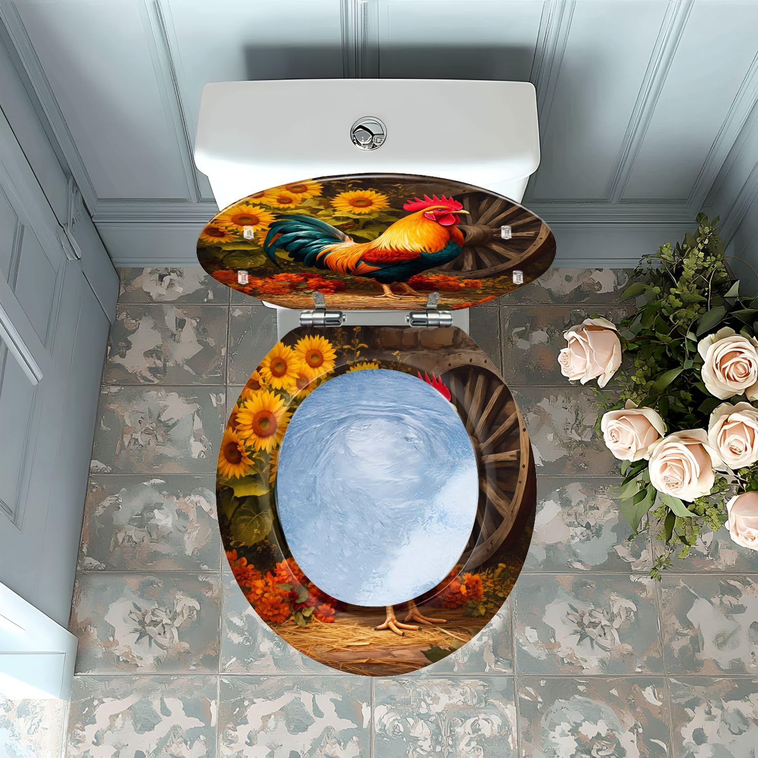 Asiento de inodoro redondo de resina con diseño de gallo y girasol estilo granja, con bisagras de cierre suave.