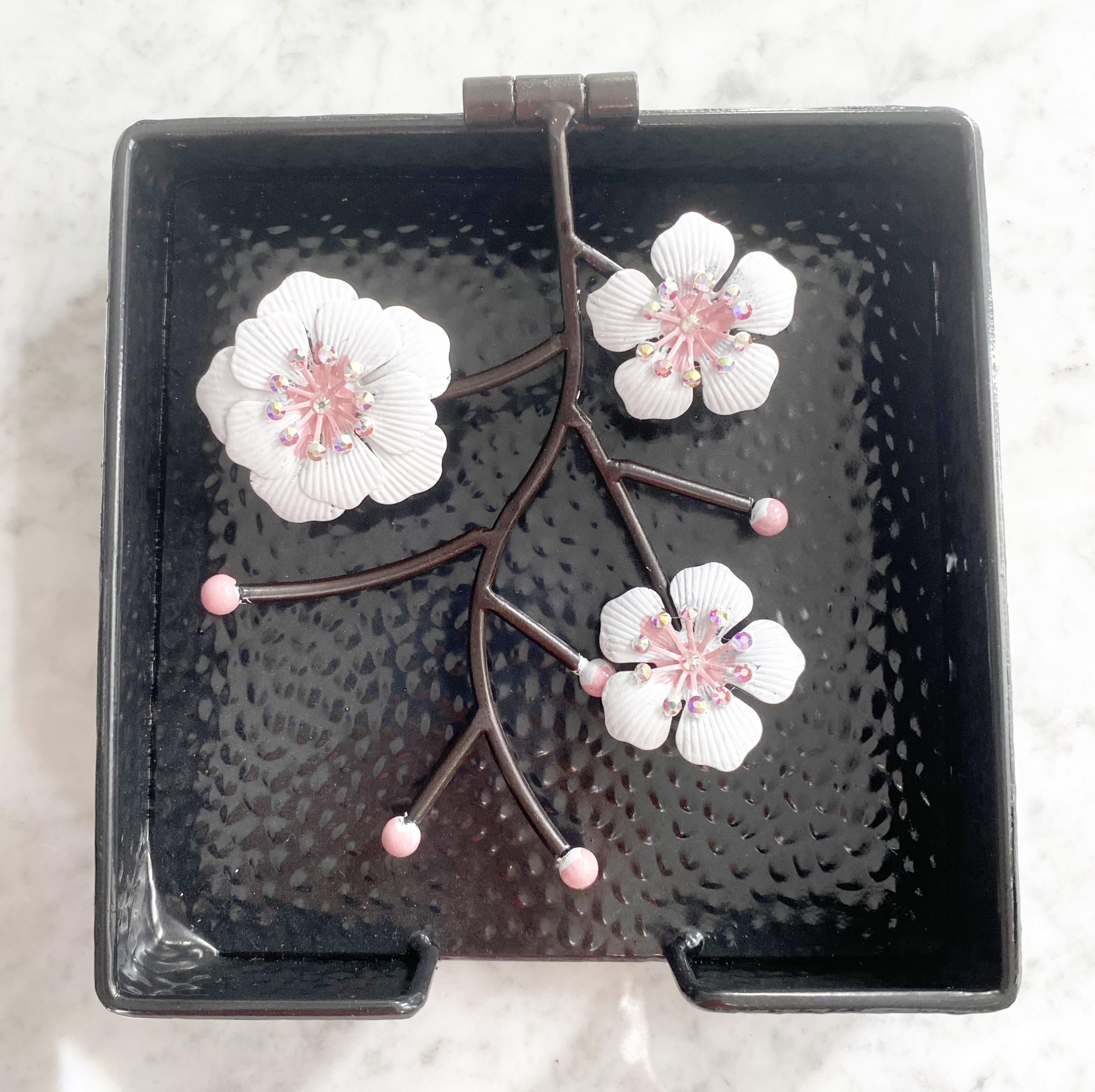 Portatovaglioli quadrato piatto nero con fiori di orchidea bianca | Braccio zavorrato in metallo incernierato | Porta tovaglioli di carta per asciugamani | vassoio organizer dispenser | Home
