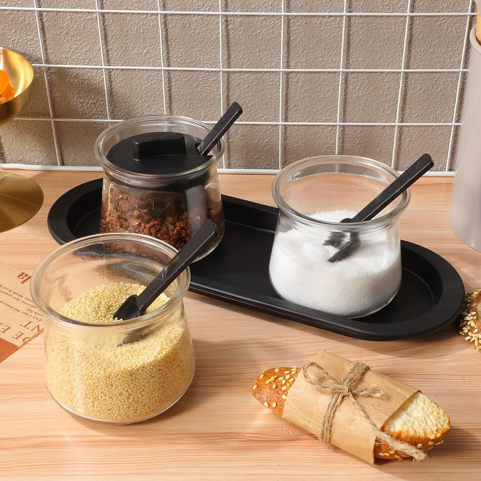Happyyami Set 3 Barattoli per Condimenti in Vetro Soda con Coperchio, Cucchiai e Vassoio, Contenitori Trasparenti per Spezie da Cucina, Organizzazione Ordine e Uso Quotidiano