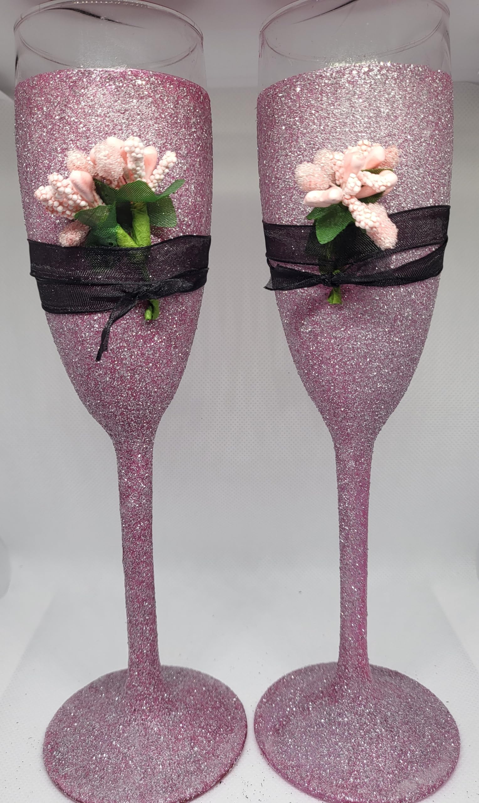 Copas de cava hechas a mano color rosa para solucionar tus mesas aburridas de fiesta