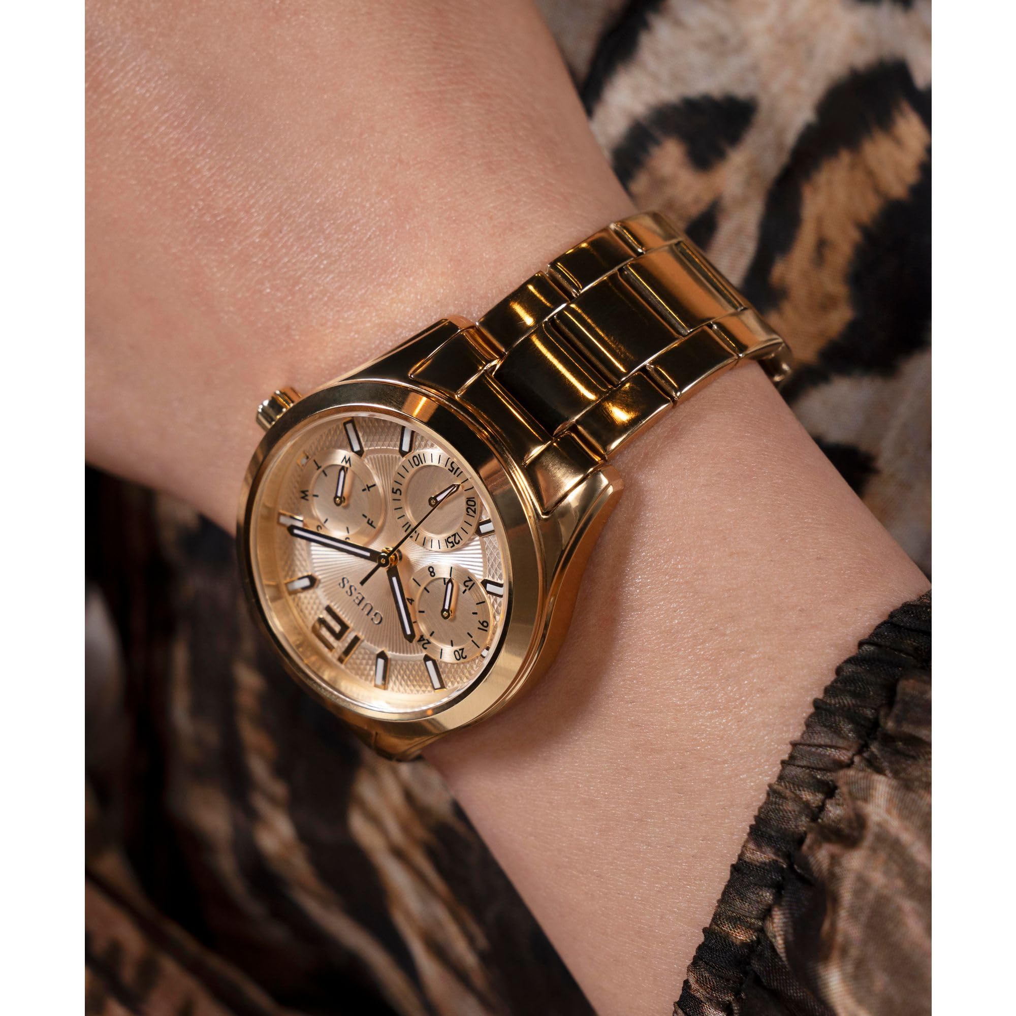 Guess Damen Armbanduhr ZOE mit Zirkonia, goldfarbenes Edelstahlarmband, Mineral Glas, goldenes Ziffernblatt, 5 Bar, Gehäusedurchmesser: 38 mm, GW0760L2
