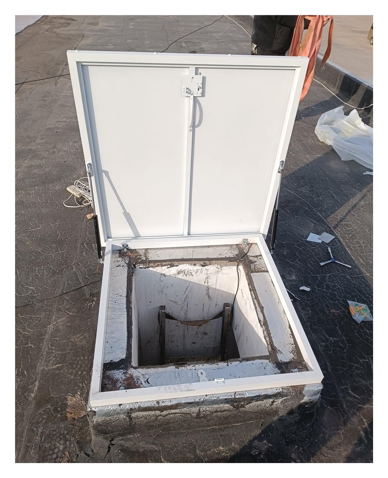 Pokrywa włazu dachowego, kwadratowe drzwi zabezpieczające dach ze stopu aluminium z otwieraniem pod kątem 90° i uchwytem przełącznika zapewniającym bezpieczne wejście
