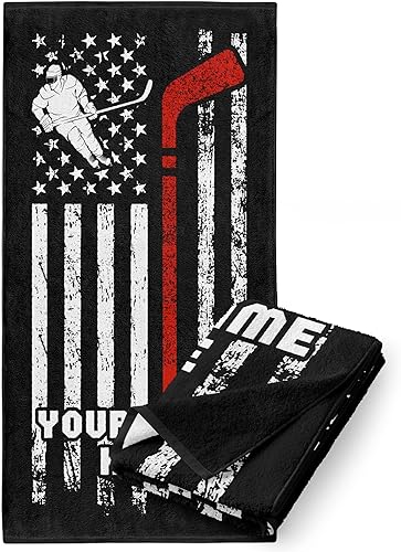 Toalla de playa de microfibra personalizada para niños con bandera estadounidense y gráficos de palo de jugador de hockey para niños, nombre