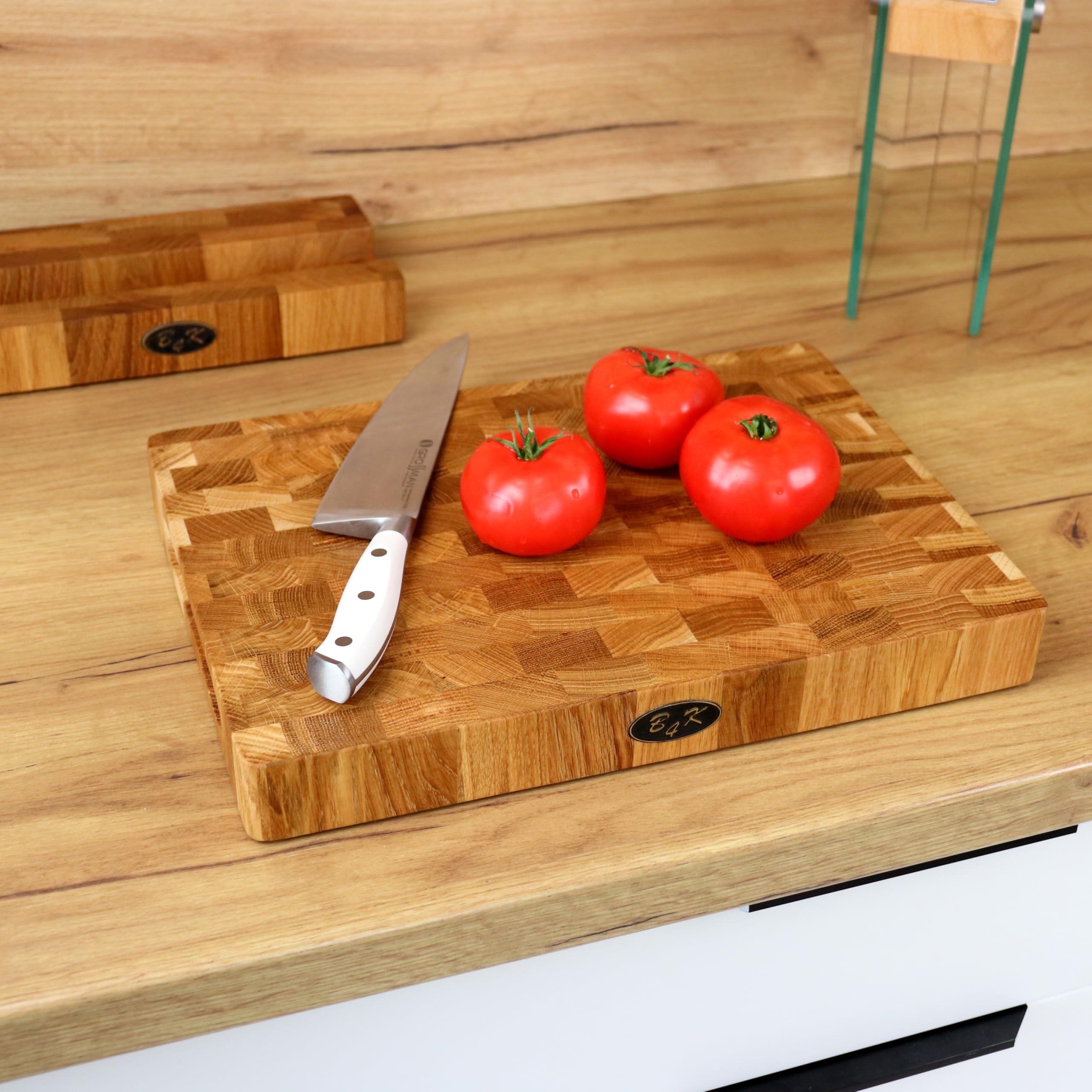 B4K® Schneidebrett mit Ständer aus Eiche Stirnholz 35 × 25 × 4 cm – Massiver Hackblock | Antibakterielles Hirnholzbrett mit Griffen & Silikonfüßen | Perfekt für Küche, Fleisch & BBQ
