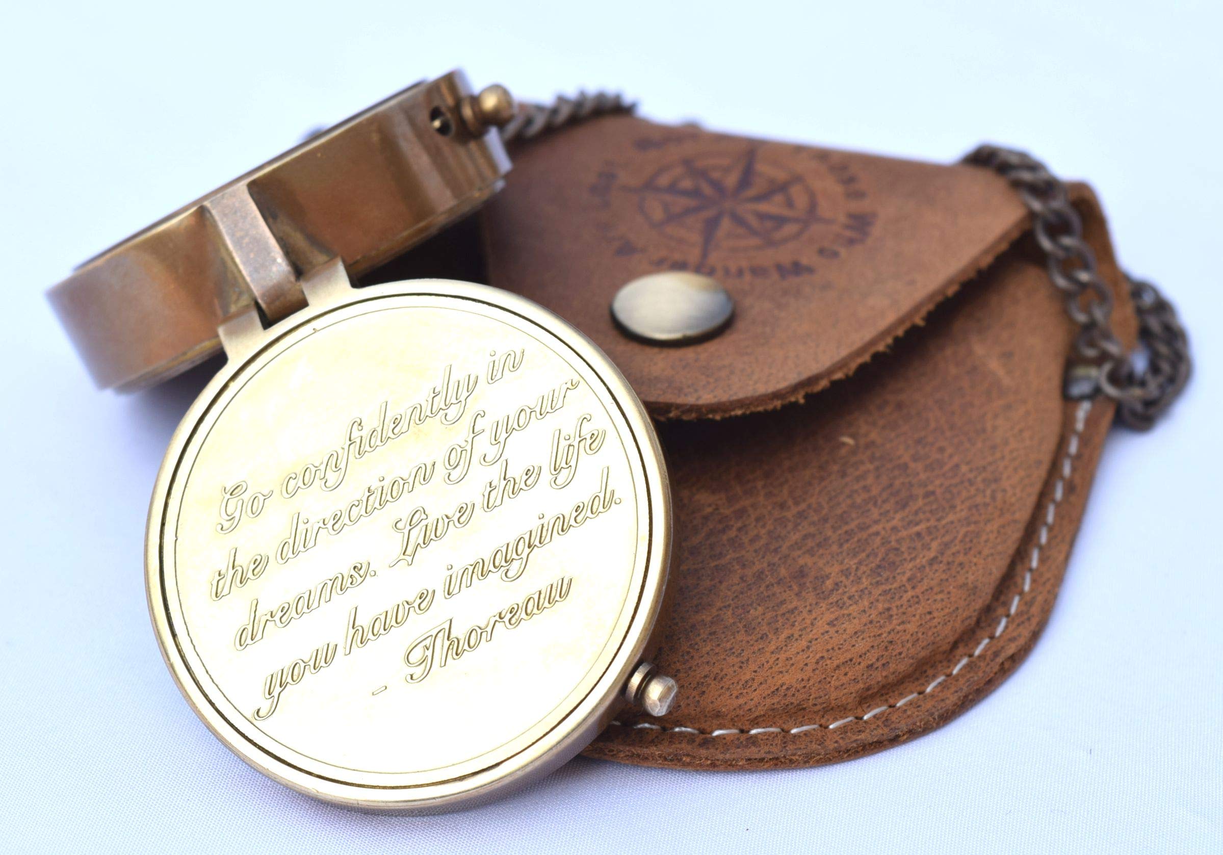 Kompass mit Gravur "Thoreau's Go Confidenty" und geprägter Lederhülle, Geschenk zum Schulabschluss