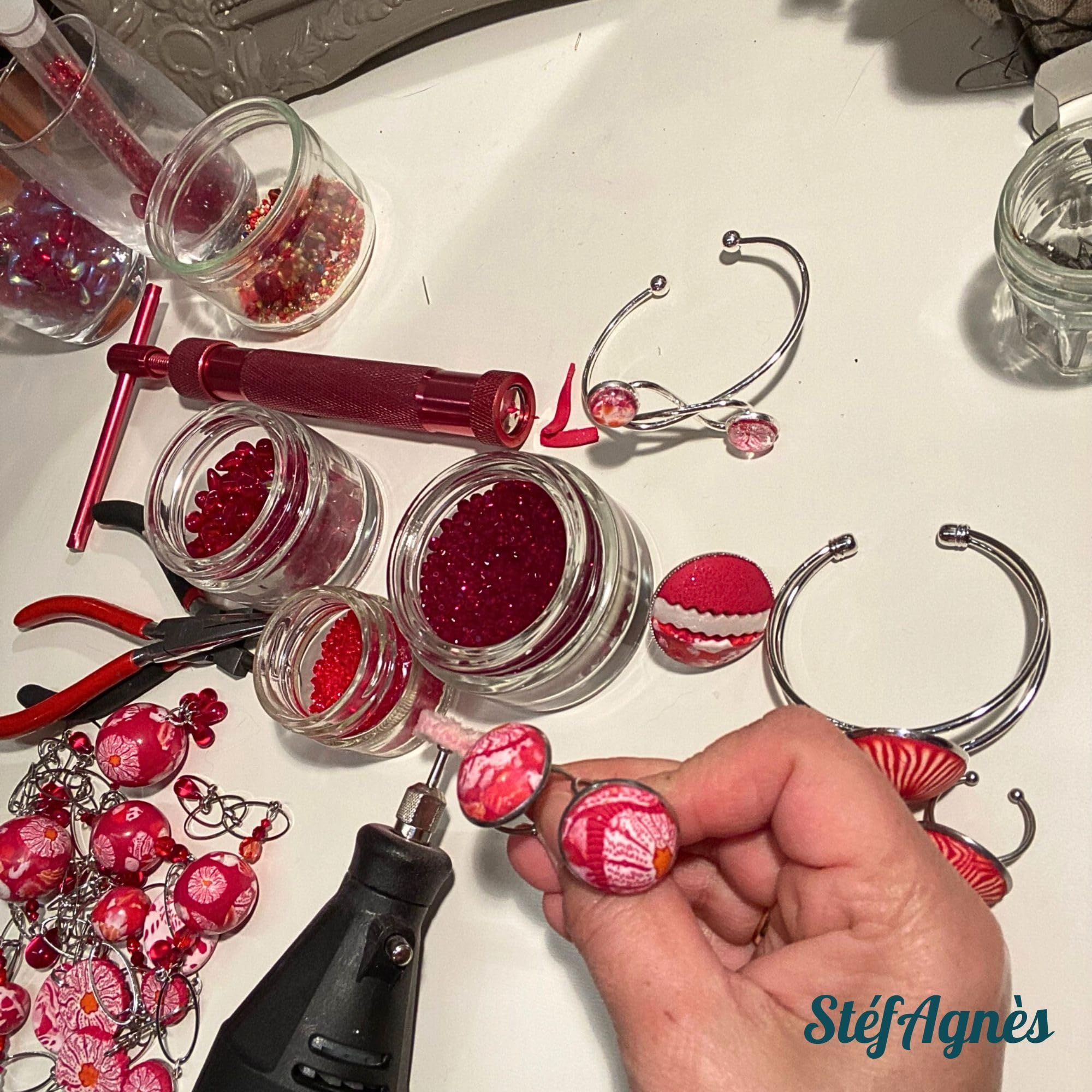 Collier long sautoir rouge avec dentelle et chaîne couleur argent – Bijou unique fait main | StéfAgnès
