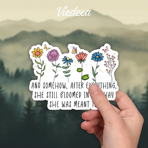 Miniatura 2 de (3 piezas) y de alguna manera, después de todo, She Still Bloomed in the Way She was Meant to Sticker inspirador frases motivacionales citas