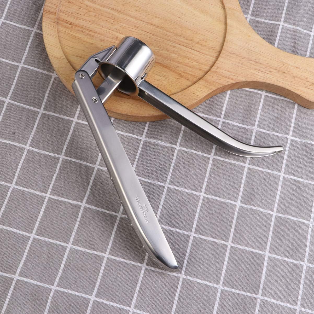 Garneck Stainless Steel Garlic Press Long Handle Easy to Use Garlic Ricer Ginger Crusher for Organic Food Preparation