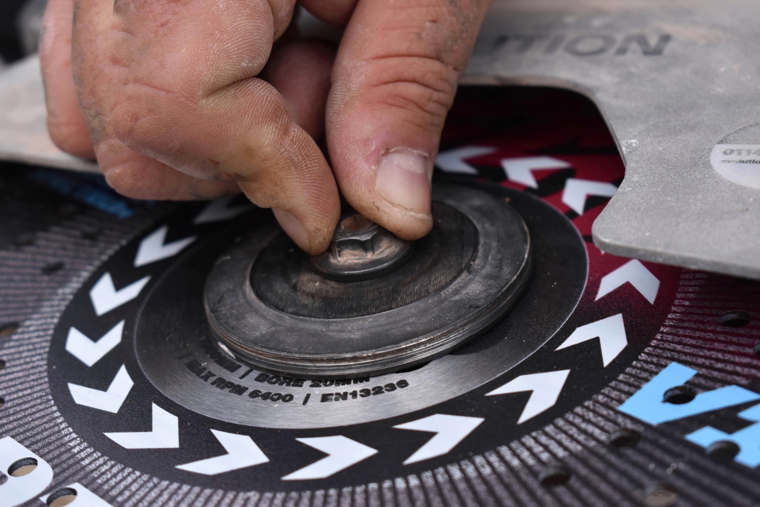 OX Pro V14 Diamond Blade for Concrete, 350mm/22mm, Turbo V Tooth for Aggressive Cutting & Long Life, Cuts Concrete with Rebar - Image 4