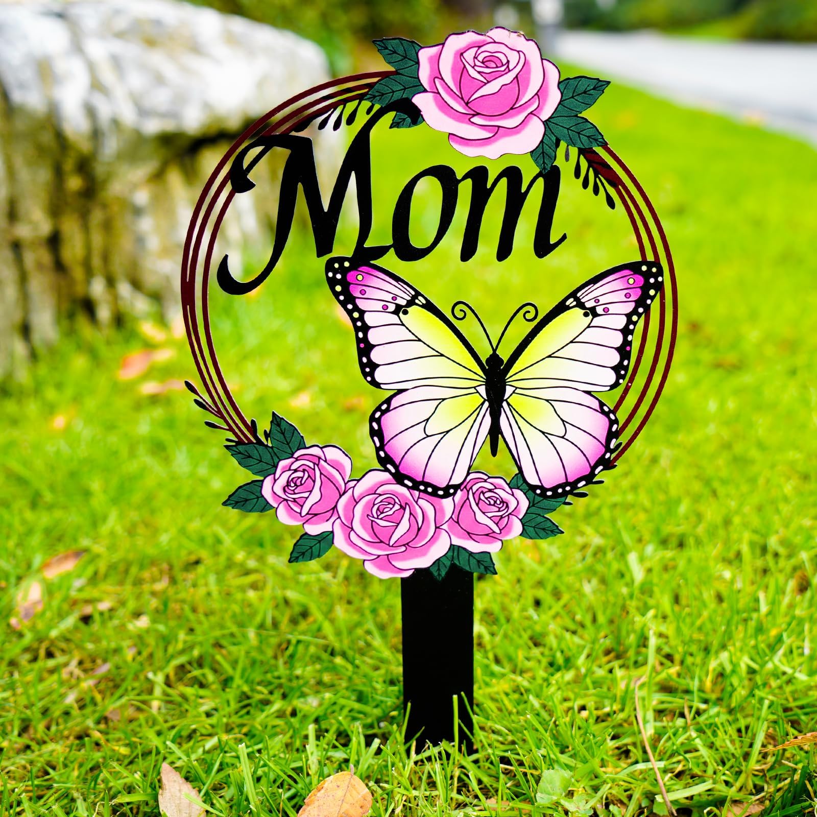Butterfly Memorial Grave Stake for Mom - Metal Cemetery Decoration with MOM Letters, Sympathy Grave Marker, Rust-Resistant Outdoor Tribute(Butterfly Mom)