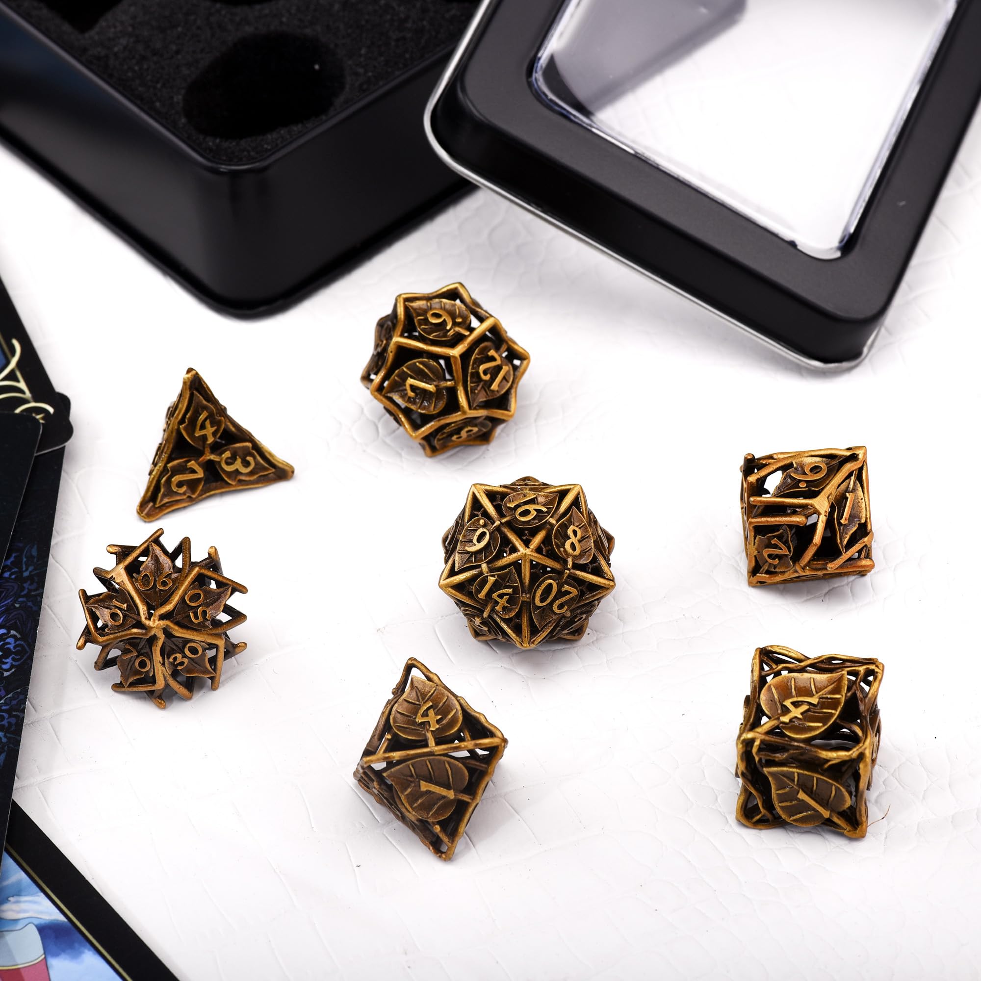 SIQUK 7 Pièces Jeu de Dés DND, Dés Polyédriques Creux Dés Métal D4/D6/D8/D10/D12/D20/D% Dice pour Donjons et Dragons RPG D&D（Antique Or）