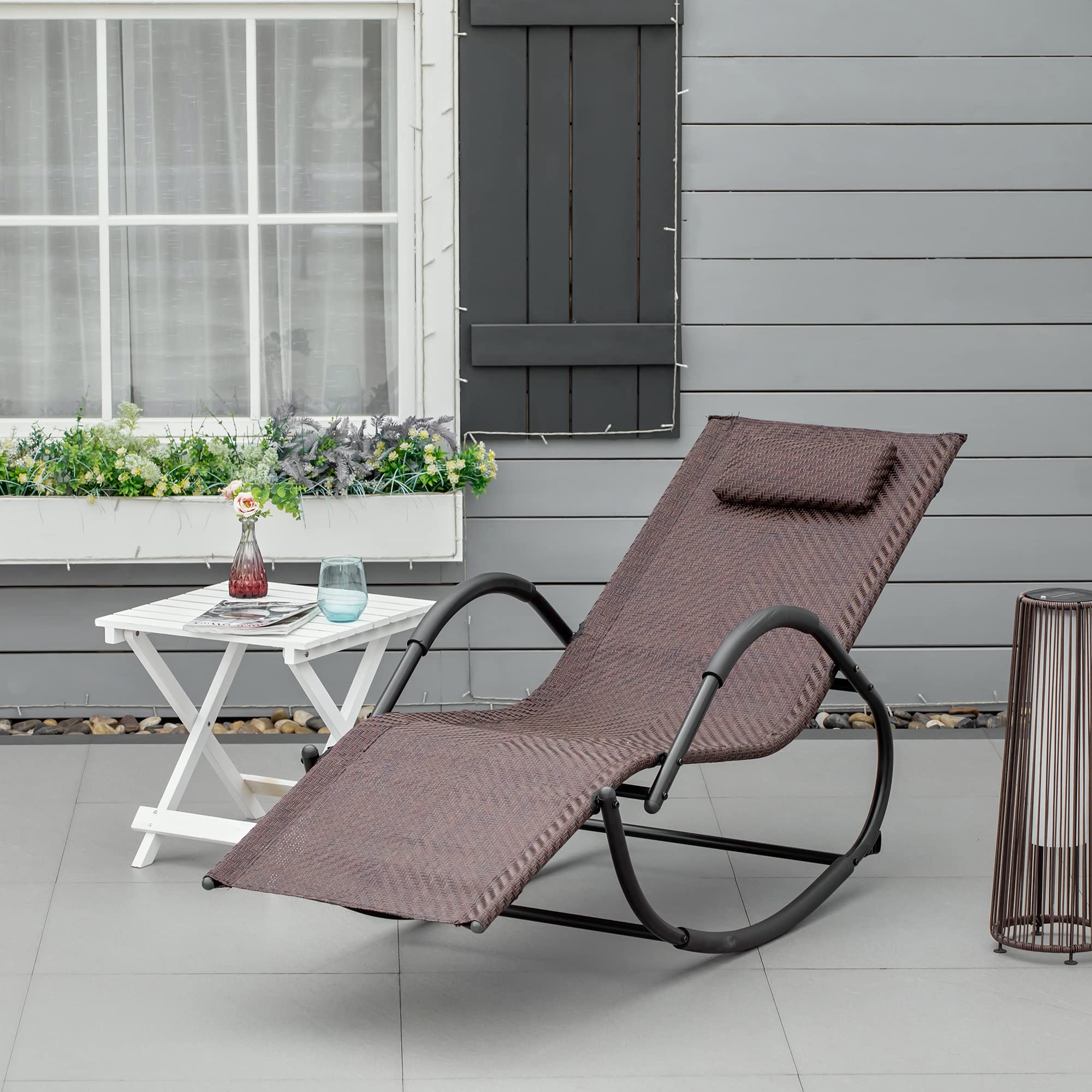 Outsunny Chaise Longue à Bascule Rocking Chair Ergonomique avec tétière Amovible accoudoirs et Repose-Pieds revêtement texitlène Imitation rotin métal 60 x 157 x 84 cm Brun