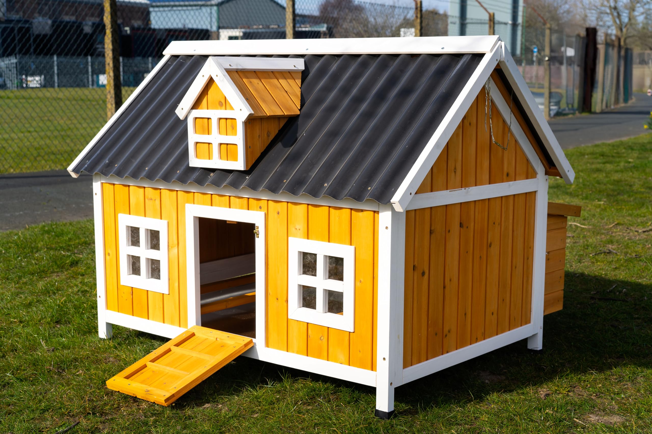 Cocoon ECO Barn Chicken Coop – Large Wooden Hen House with Secure Internal Nesting Areas, Pull-Out Tray, Opening Roof & Rot-Proof Plastic Roof – Ideal for 5–7 Birds