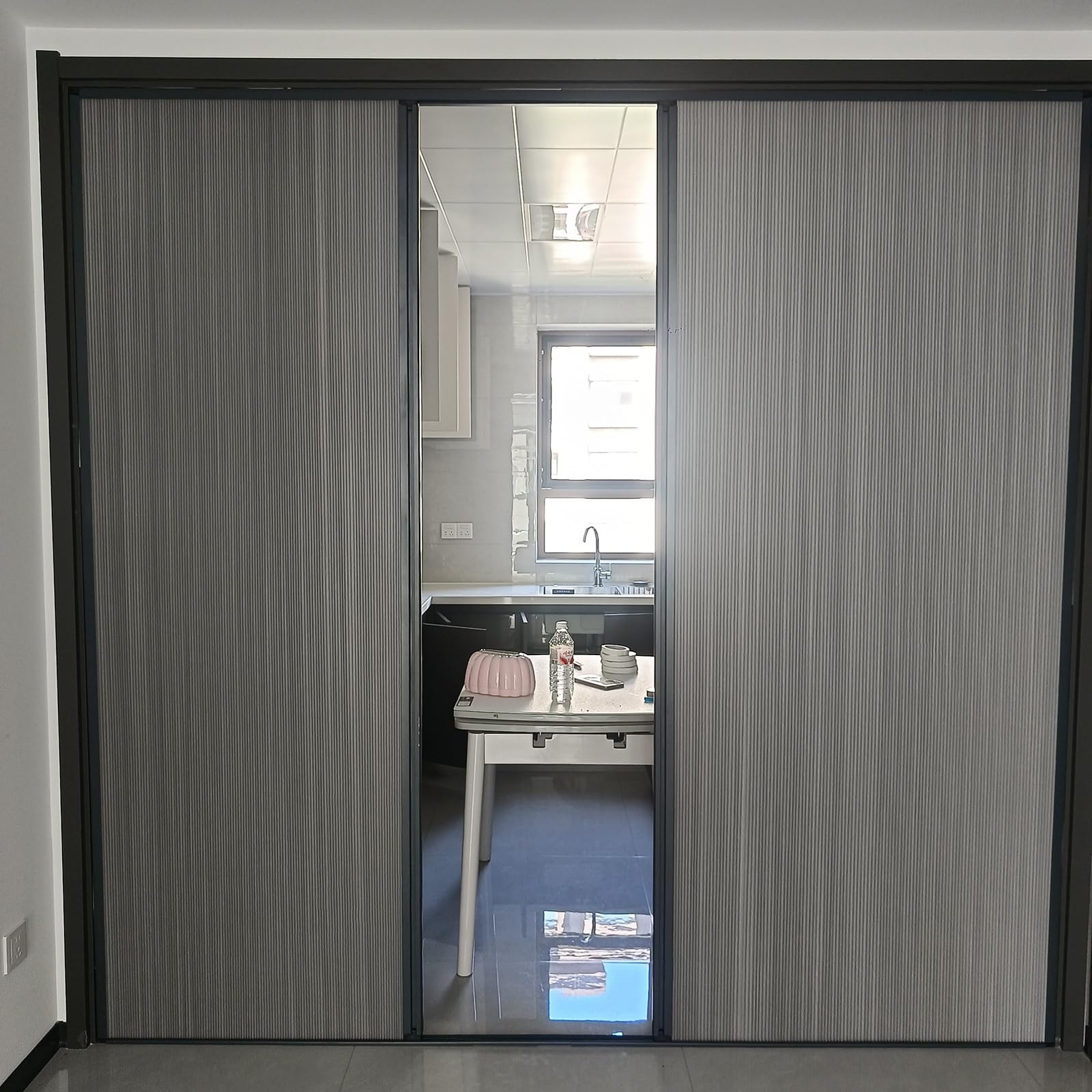 Rideau de porte accordéon pour isoler la cuisine ou créer un bureau
