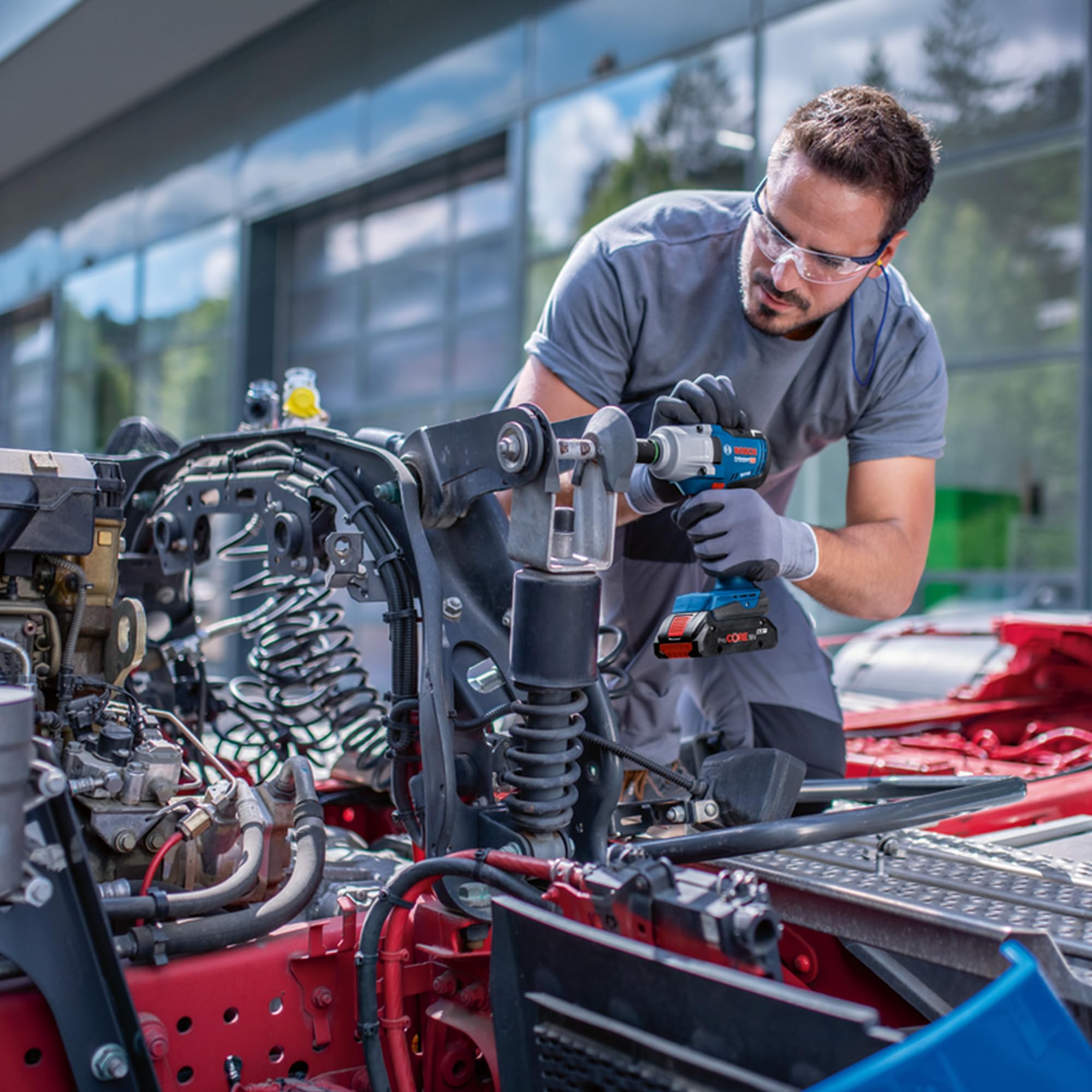 Bosch Professional system 18V: akumulatorowy klucz udarowy GDS 18V-450 PC (moment dokręcania 450 Nm, moment zrywający 800 Nm)