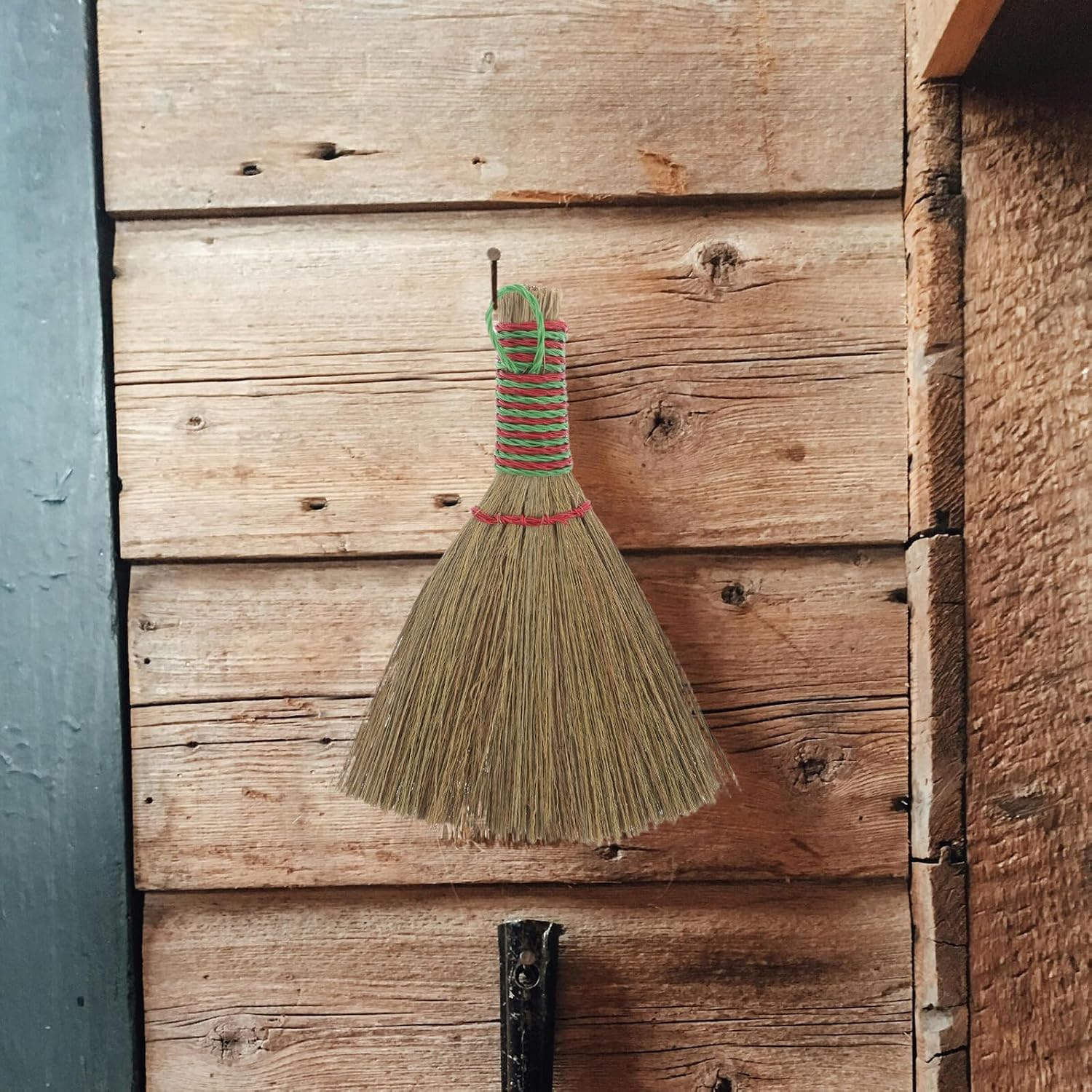 Natural Straw Bristle Broom Handheld Whisk Brush for Indoor Floor Furniture Cleaning Lightweight Portable Multipurpose Sweeping Tool for Living Bedroom Kitchen