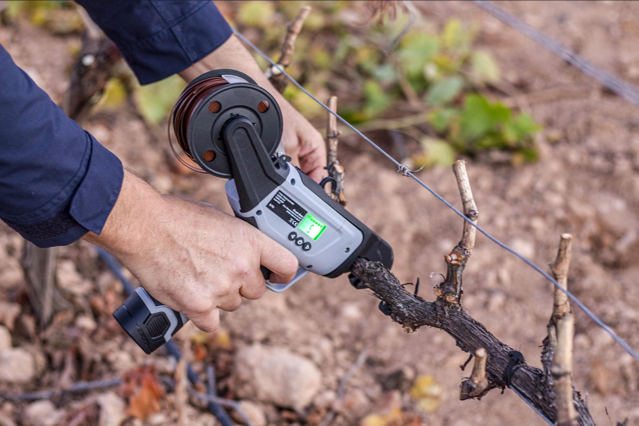 Kamikaze KV4 Atadora Eléctrica Inalámbrica 14,4V, Ø25 mm, 2 Baterías de Litio, 7000–10000 Atados, Cargador Triple, Kit Completo, Herramienta Profesional para Viña y Agricultura