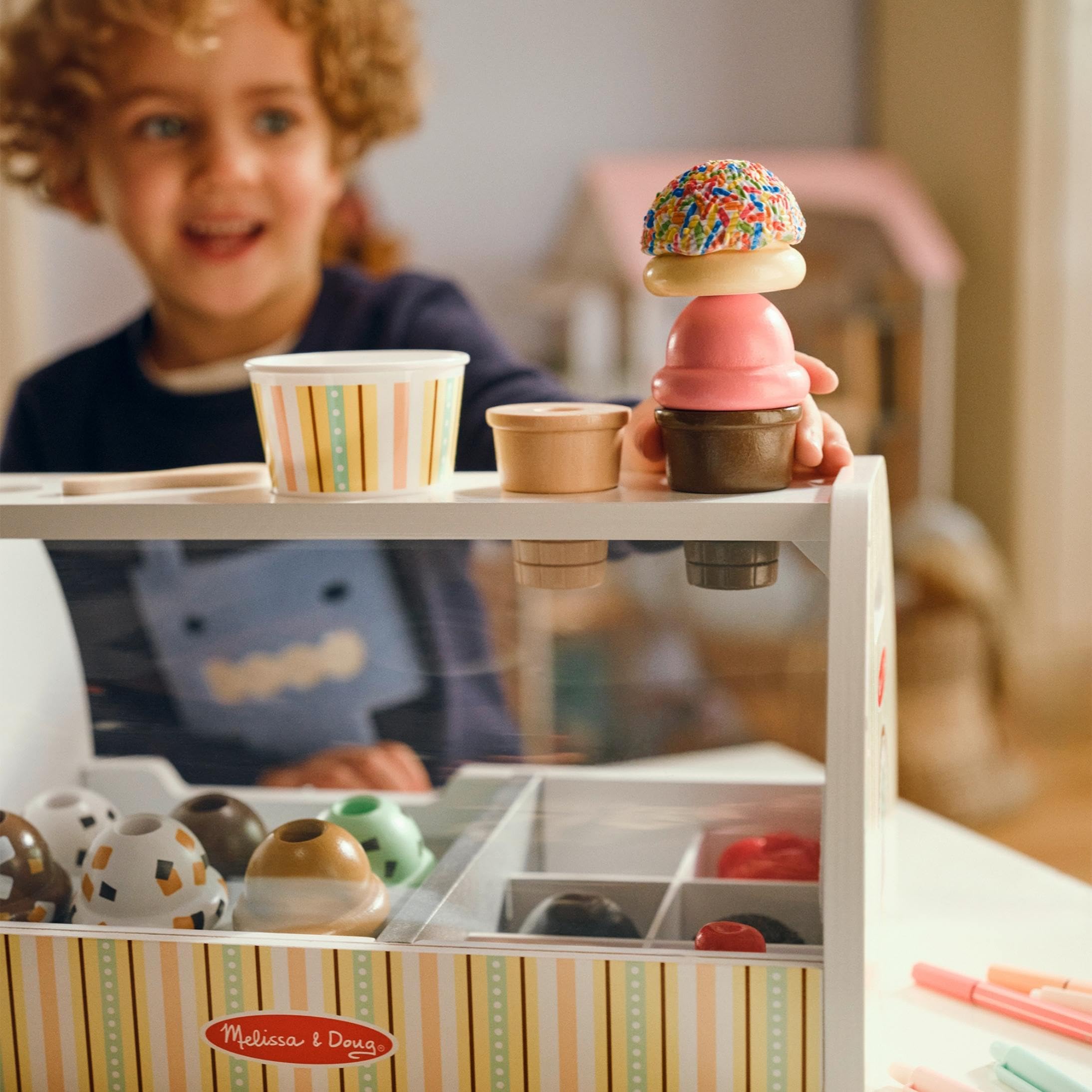 Melissa & Doug Banchetto dei Gelati - Gelateria in Legno, Giocattolo Gelato Finto, Gioco di Imitazione Montessori, Regalo per Bambini e Bambine, 3+ Anni