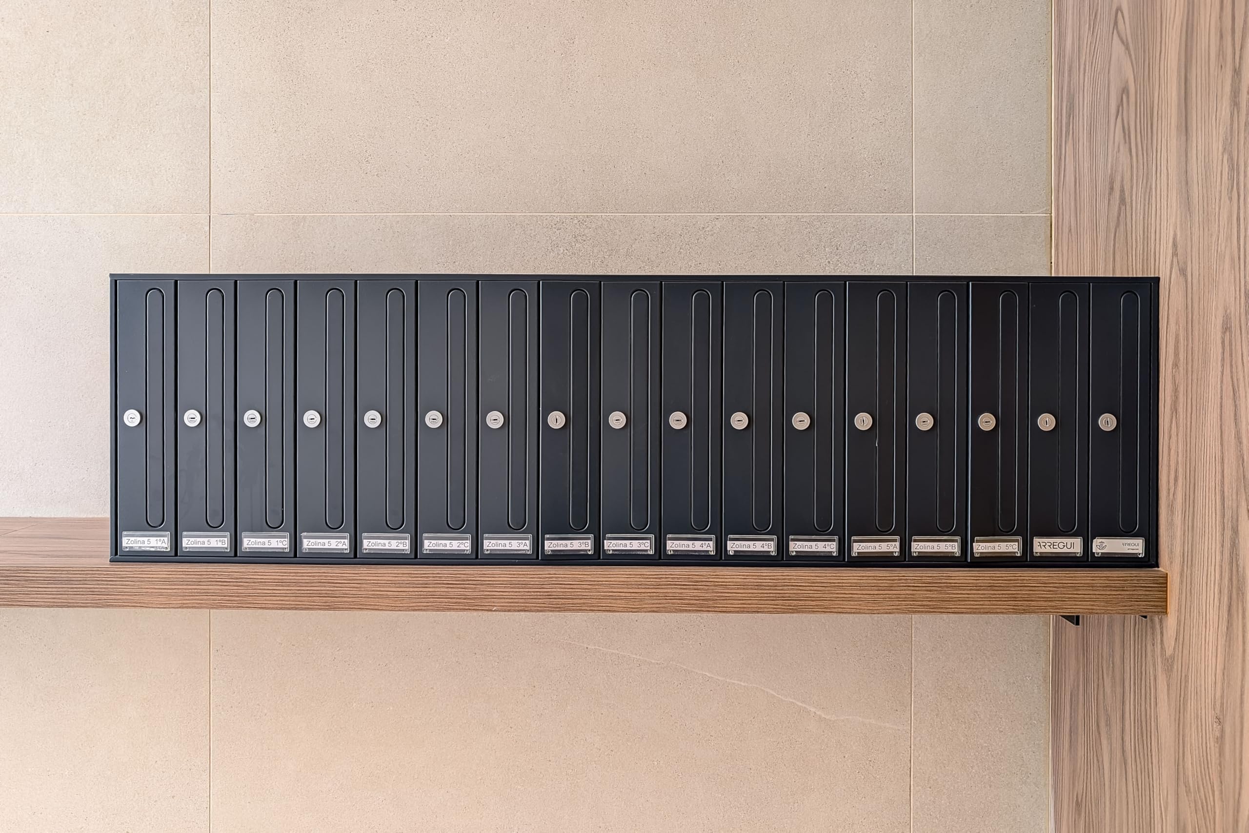 ARREGUI Front Vertical Buzón de Comunidad para Interior | Buzones para Comunidades de Vecinos | Acero Lacado Negro | DIN A4 | 40 x 32 cm (Alto x Fondo) | Cerradura Seguridad EN 13724 | 6 Buzones
