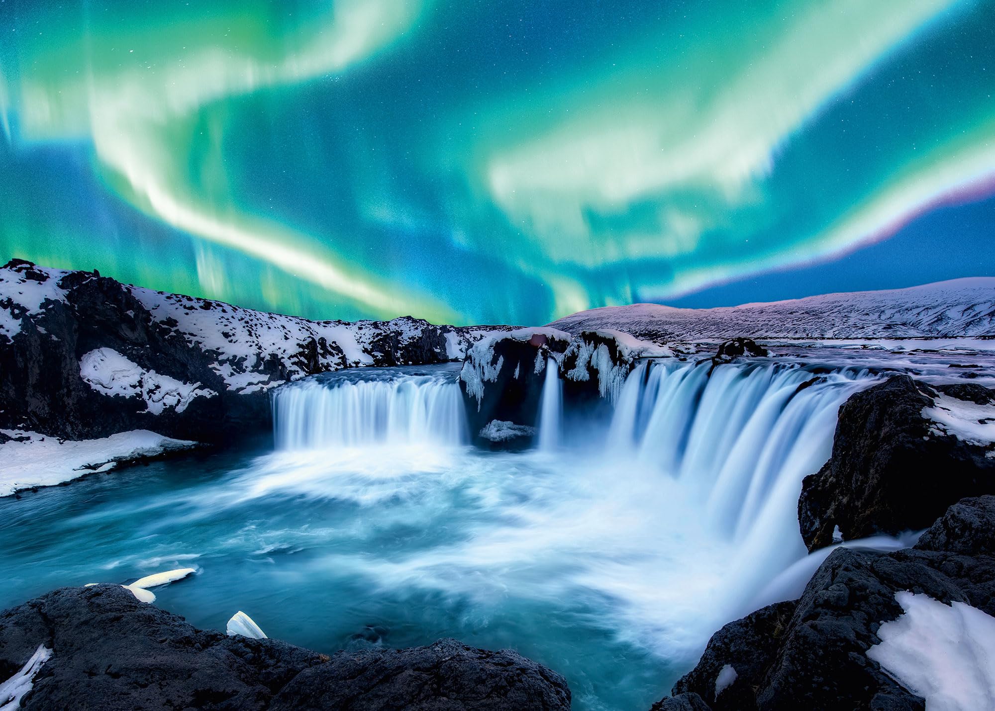 Ulmer Puzzleschmiede - Puzzle "Gli elementi del Nord" - Impressionante puzzle naturale da 2000 pezzi – Alla cascata Godafoss in Islanda, le luci polari si incontrano su rocce ruvide e acqua ghiacciata