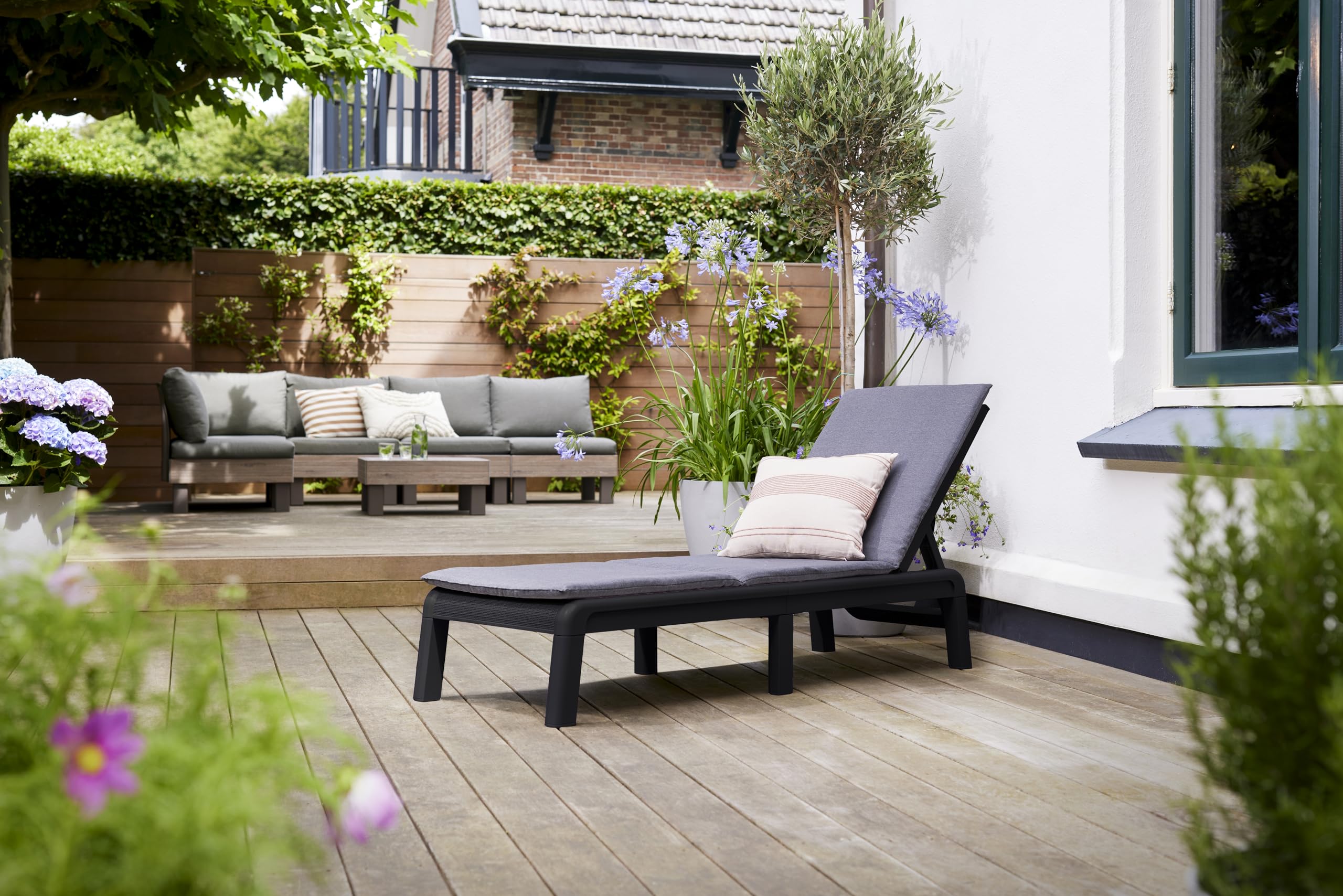 Keter Palma Sonnenliege für den Garten mit 4-Fach Verstellbarer Rücklehne und bequemer Auflage, klappbare Gartenliege, grau, 187 x 58 x 29 cm, pflegeleicht, wetterfest und uv-beständig