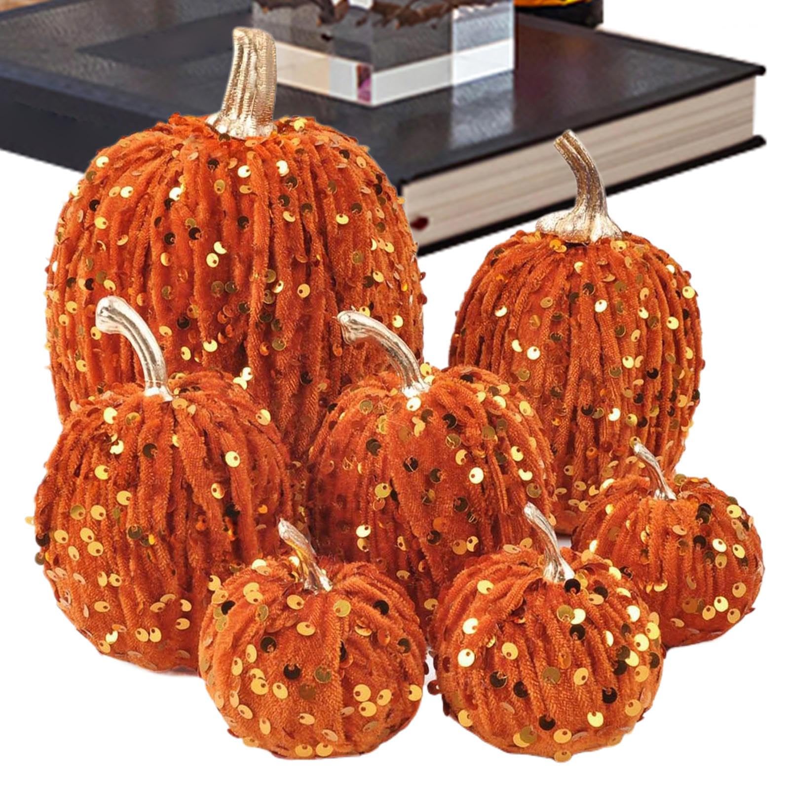 Decoración otoñal de habitación con calabazas para fiestas y estancias vacacionales