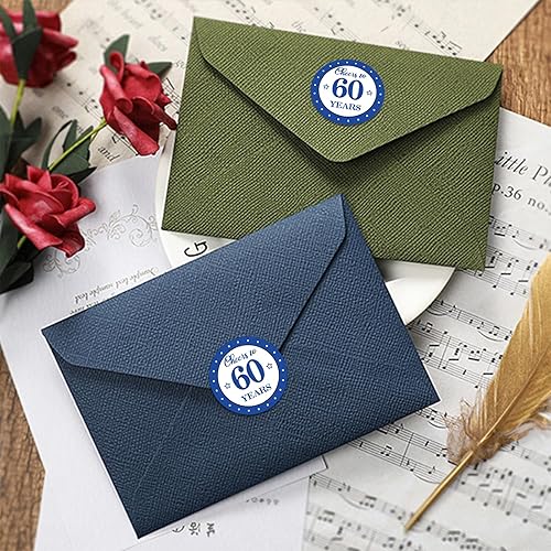 Miniatura 4 de Calcomanías redondas de 1.5 pulgadas para cumpleaños 60 (80 piezas) calcomanías azules de Cheers to 60 años, calcomanías adhesivas para fiesta de