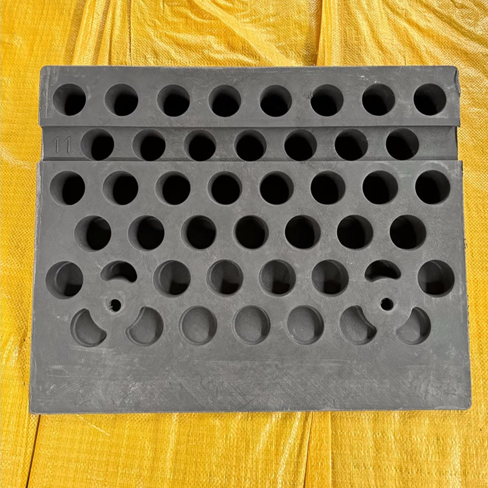 Pełna gumowa rampa krawężnikowa, wytrzymała rampa progowa, rampa samochodowa o udźwigu 300 ton, do przejazdu ciężkich pojazdów(50x40x11cm)