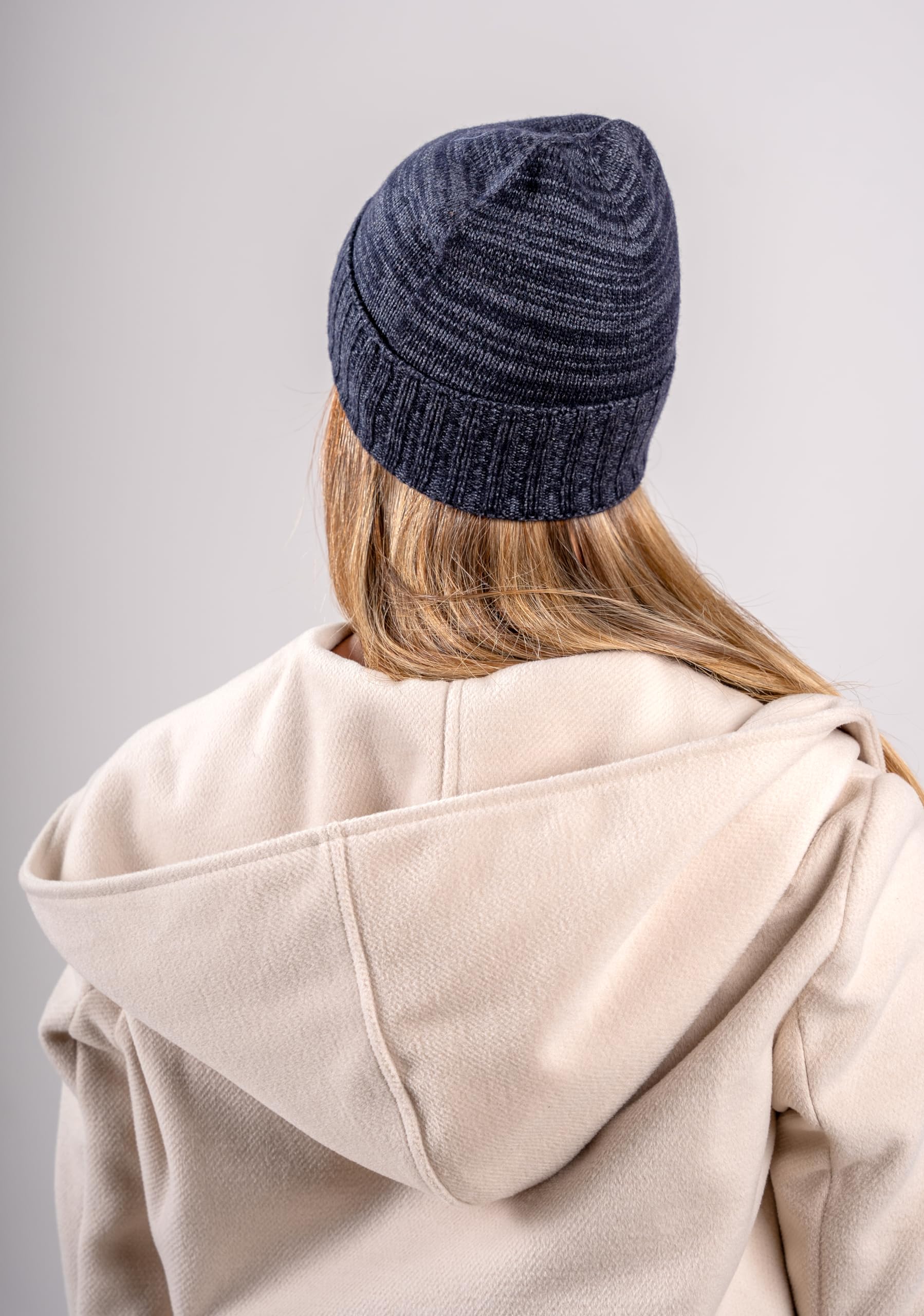 CLASSE77 – Gorro de lana (70%) mezcla de cachemira (30%) con solapas acanaladas – Unisex – 100% Made in Italy – Artesanal, Azul y gris jaspeado, Talla única