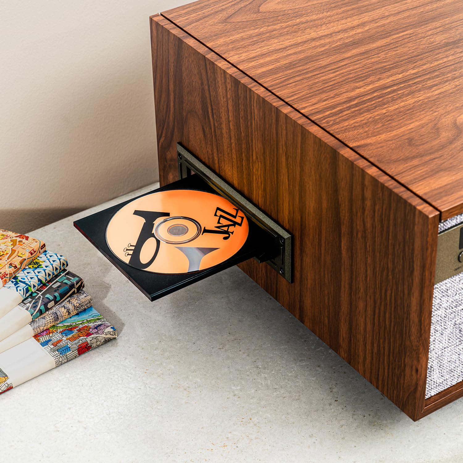 Victrola Century Signature+ Centro de música Bluetooth 6 en 1 con Reloj y pies Nuez