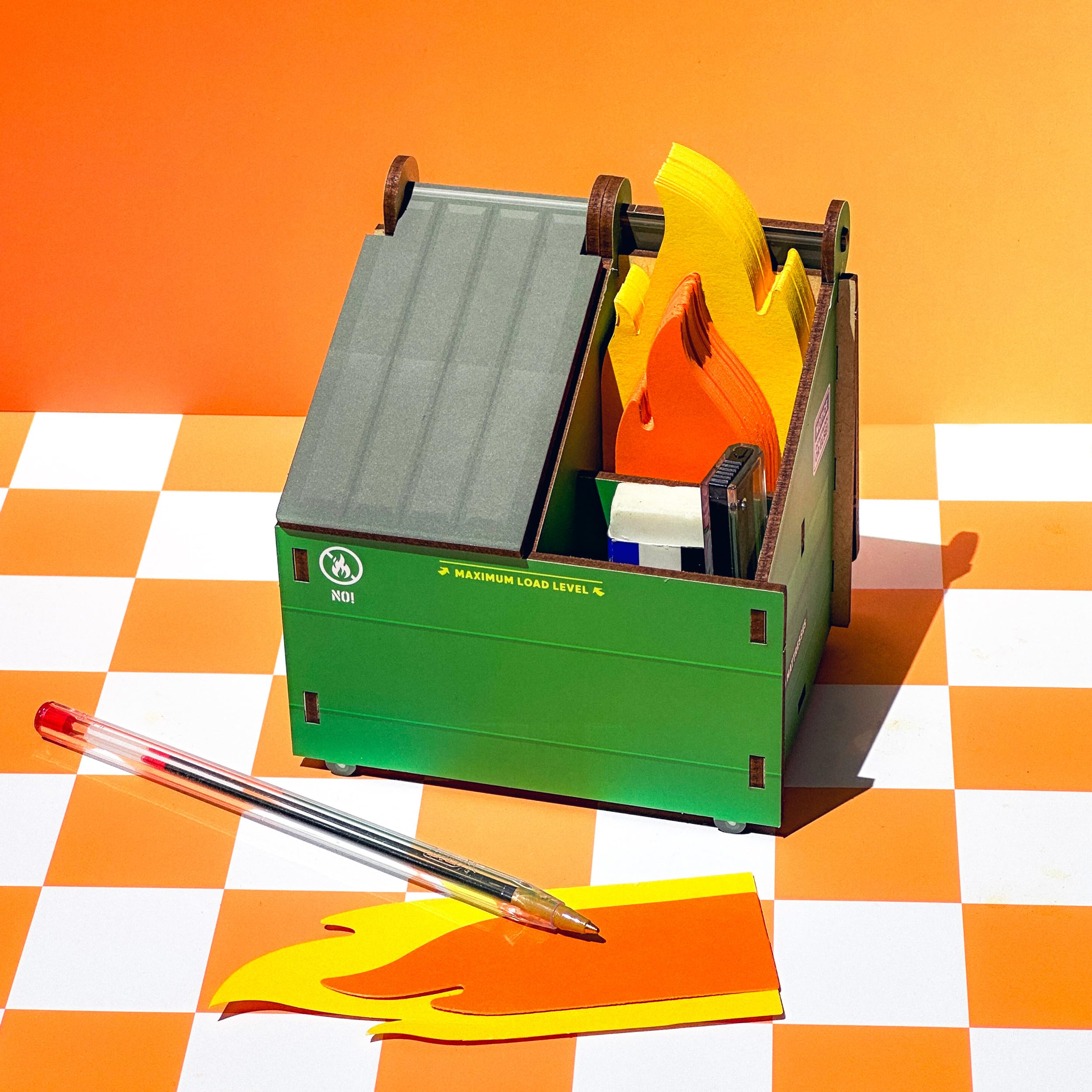 Genuine Fred Desk Dumpster Stiftehalter mit Flammenkarten, 3 Fächer für Schreibtisch und Bürobedarf