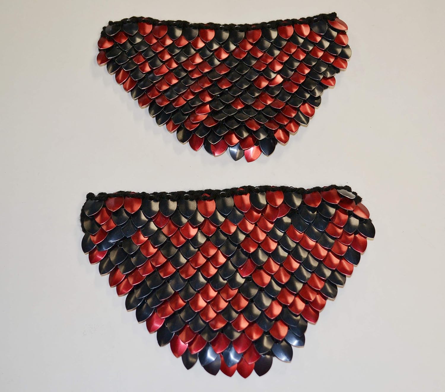 Armor Pauldrons in knitted Dragonhide Scalemail - Black and Red