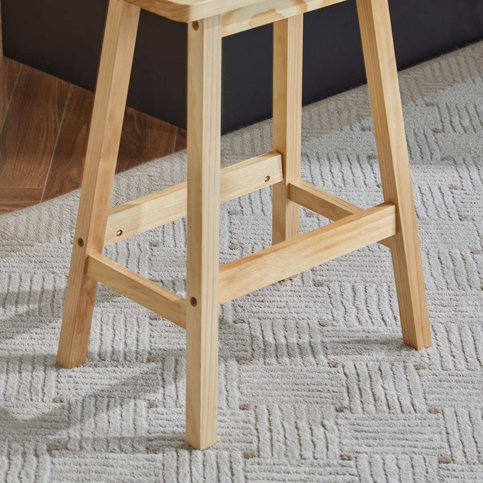 Bonnlo 2er Set Barhocker aus Kiefernholz mit Sattelsitz - Robuste & Langlebige Konstruktion, Ergonomischer Sattelsitz für Maximale Bequemlichkeit, bis 120 kg für Küche, Bar & Terrasse, Naturholzfarbe