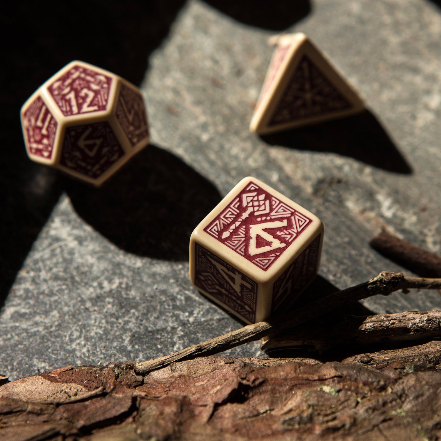 Q-Workshop DWA87 Dwarven Dice Beige/Bordeaux (7)