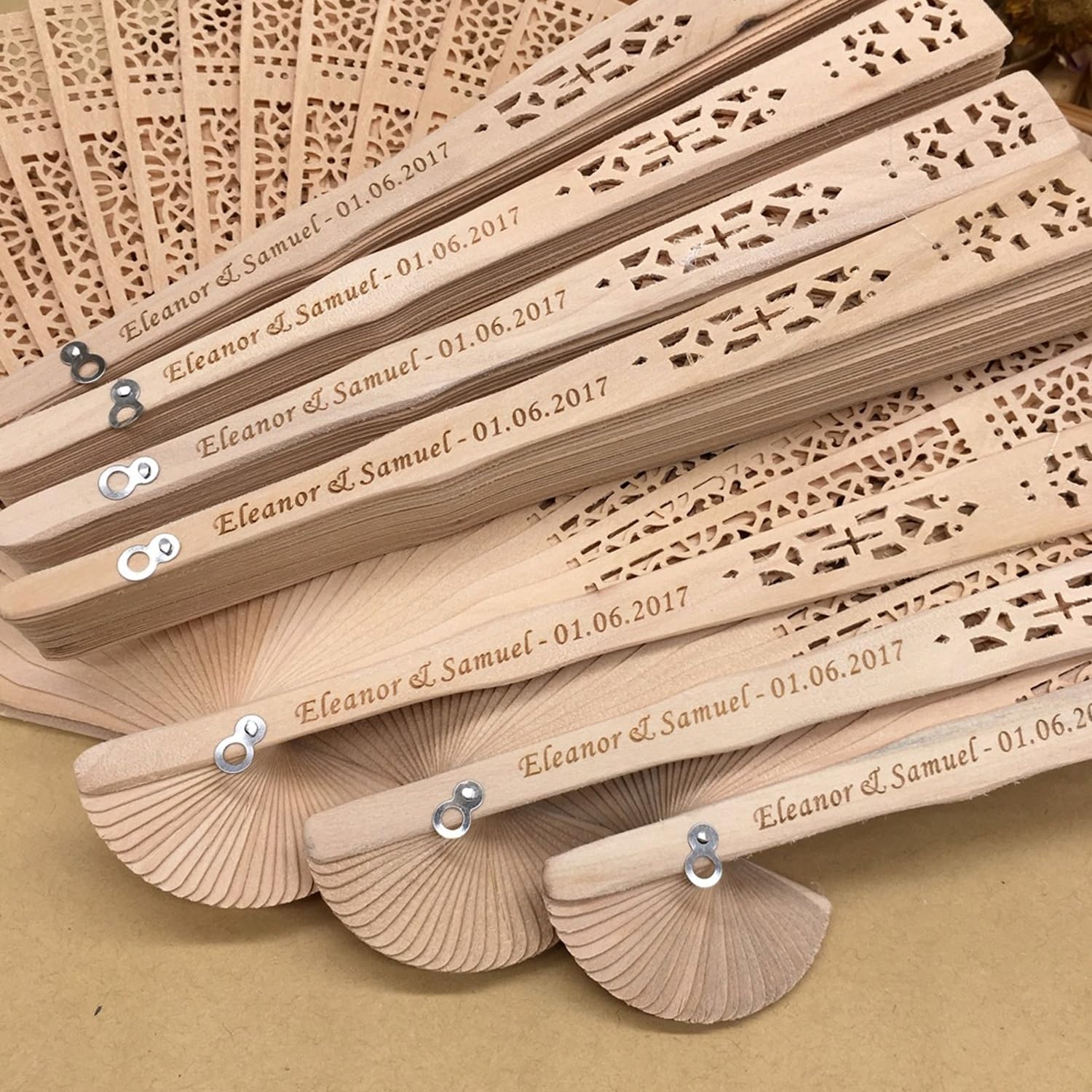 Ventagli Personalizzati Bomboniere for Ospiti Ventaglio in Legno Sfuso, Nomi Personalizzati for Coppie di Feste di Matrimonio Bomboniere Estive Regali Rustici con Sacchetti di Filato(50pcs)