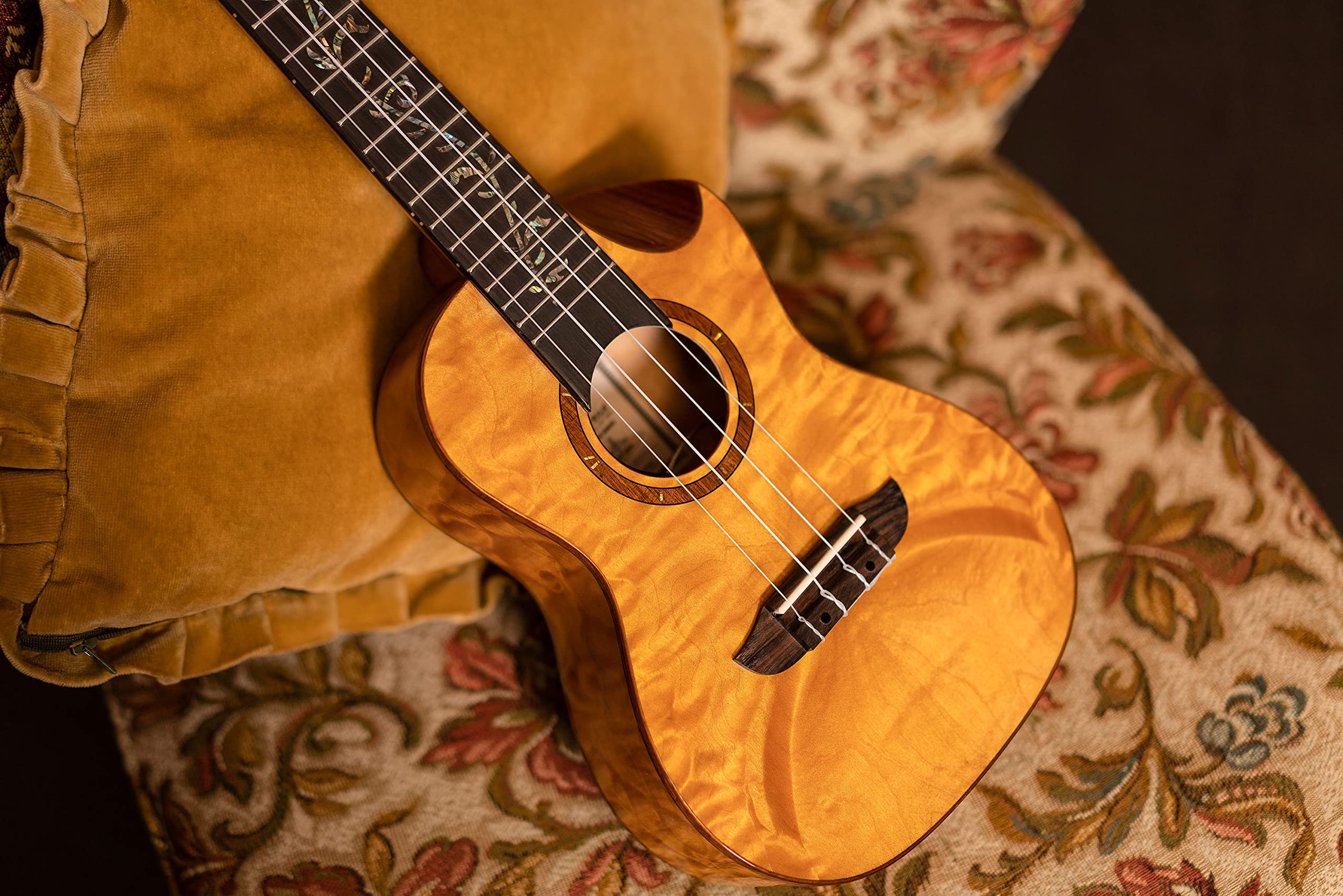 Ortega Guitars Ukeleles de Concierto electroacústicas - Serie Elite - incluye Gig Bag - Arce acolchado macizo (RUET-QMA)
