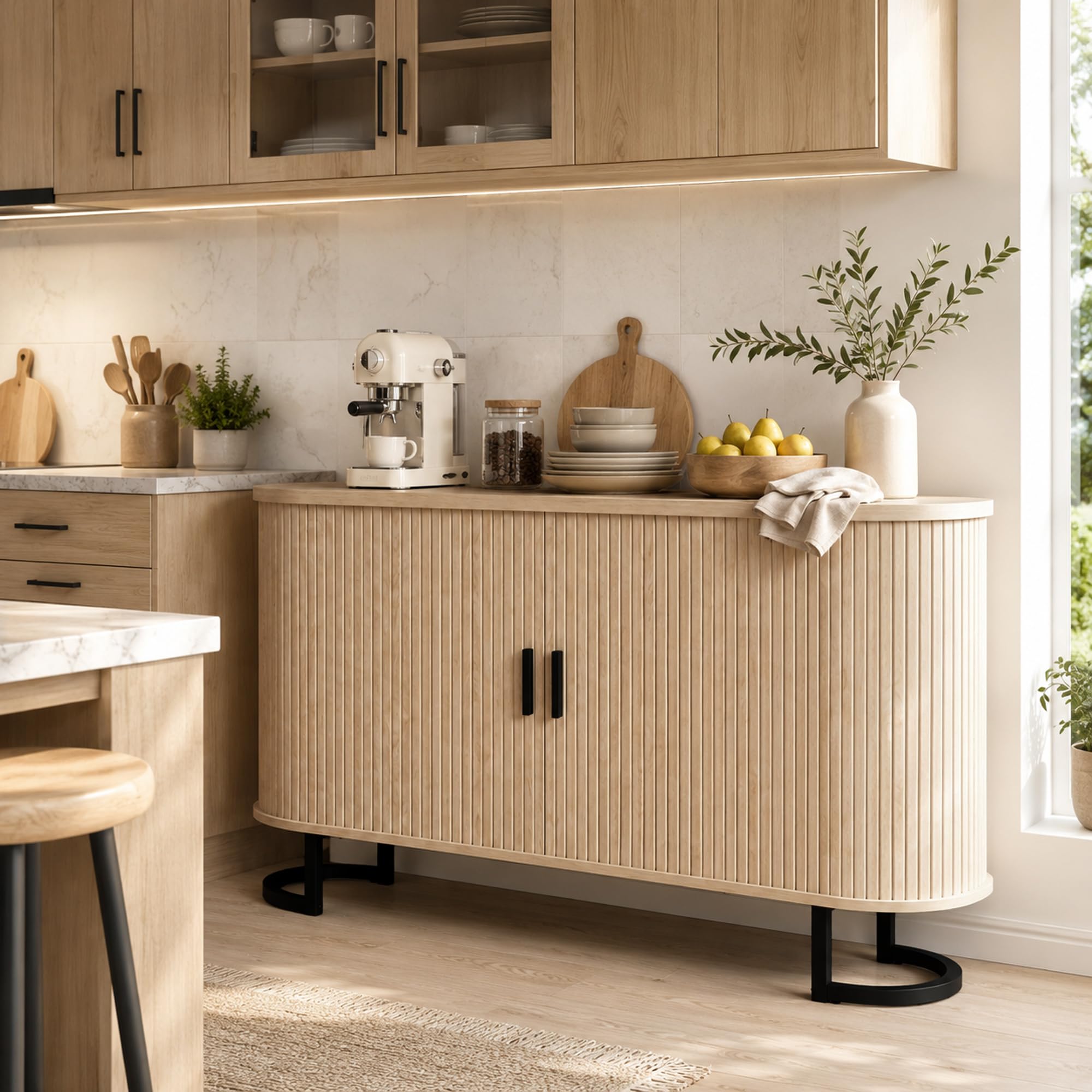 HOMCOM Sideboard ovale 2 ante scorrevoli 140x40x75cm legno naturale | Mobile contenitore, ripiani regolabili, supporto TV fino a 60 pollici, stile moderno, buffet per cucina e sala da pranzo