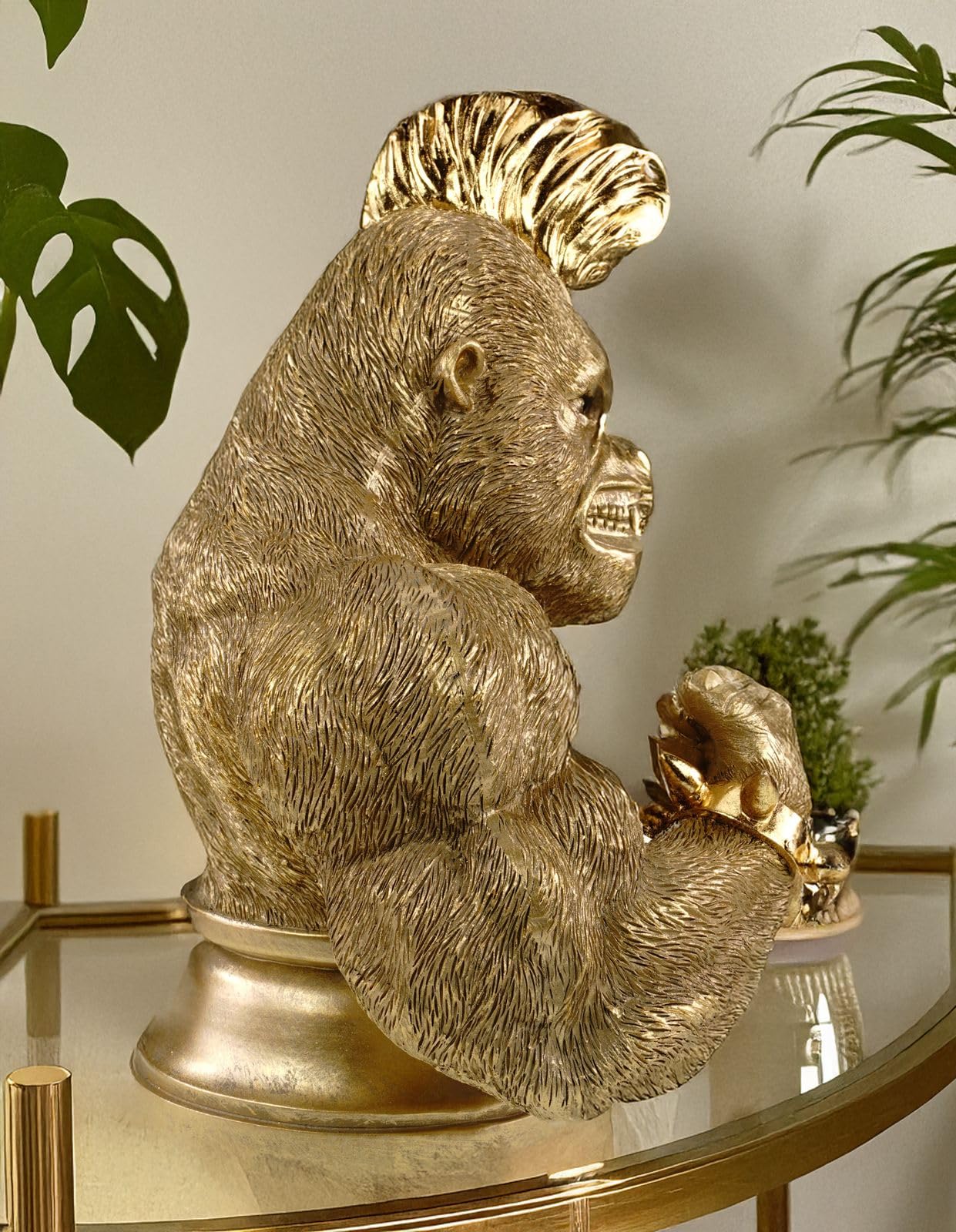 Kremers Schatzkiste Decorazione XXL in poliresina dorata, 30 x 23 x 17 cm, gorilla muscolosa con irochesi, posa combattimentica, figura di animali ricca, decorazione per il soggiorno e l'ufficio
