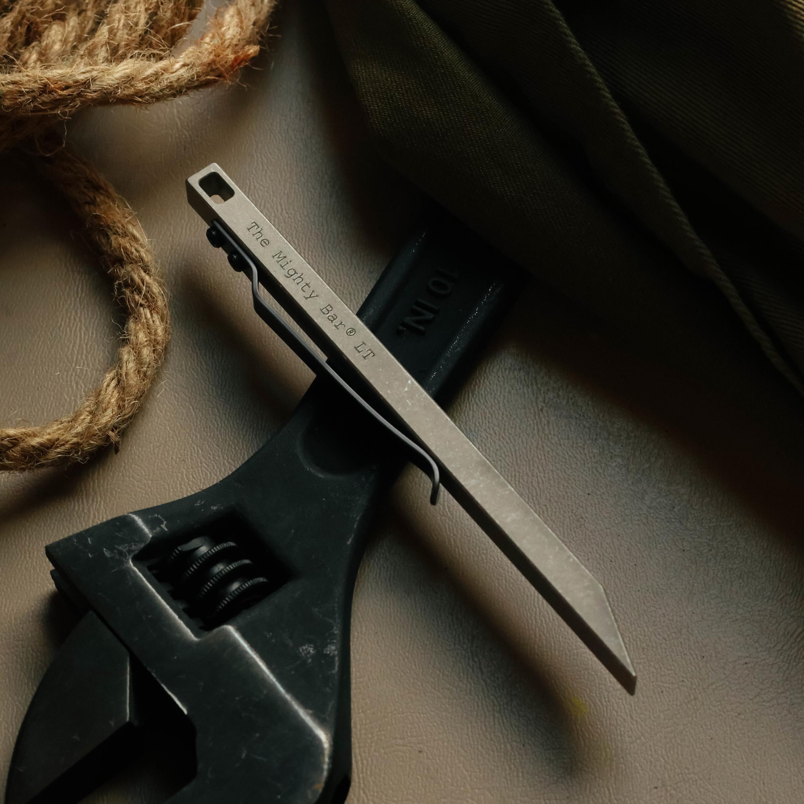 The Mighty Bar LT, Long Titanium Edition Pry Bar Tool, kieszonkowy klips ze stali nierdzewnej do EDC wyprodukowany przez Gear Spool