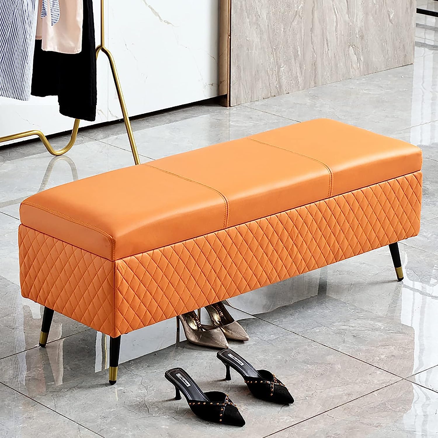 Banc de rangement ottoman pour organiser l'entrée et le salon moderne