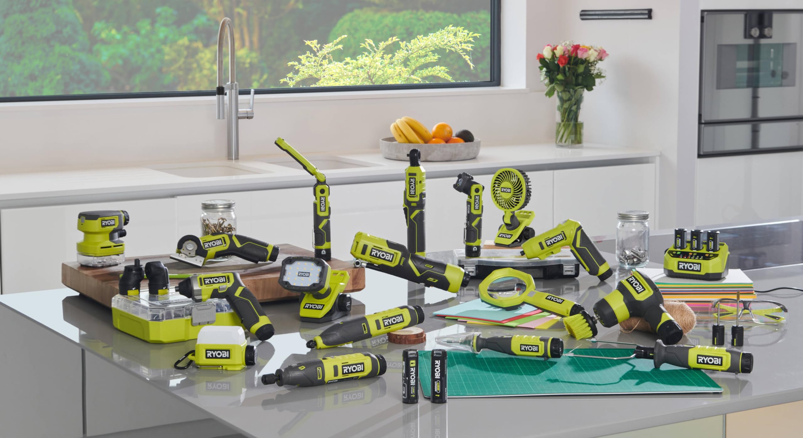 RYOBI - Aspirateur Compact 4V USB Lithium - 142 L/Min - pour Les Petits travaux de Nettoyage à la Maison, dans la Voiture ou dans l’Atelier - livrée avec 1 Batterie 3,0 Ah Son câble USB-C