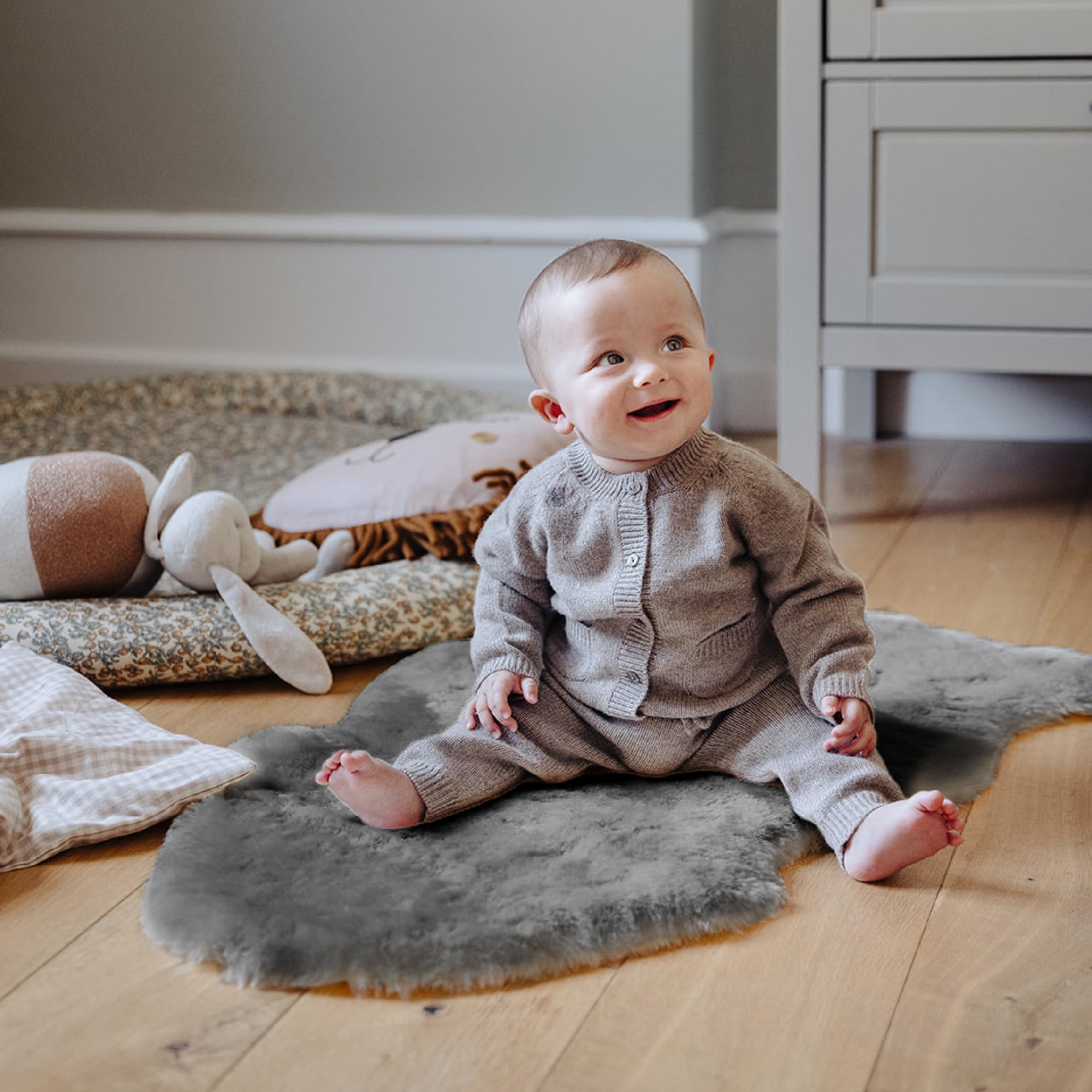 Nordic Sheep Baby Lammfell Kinderwagen & Spielteppich 80x60 cm, Hellgrau | Temperaturregulierend, ideal für Kinderwagen, Hochstuhl & als Spielteppich, viele Farbvarianten