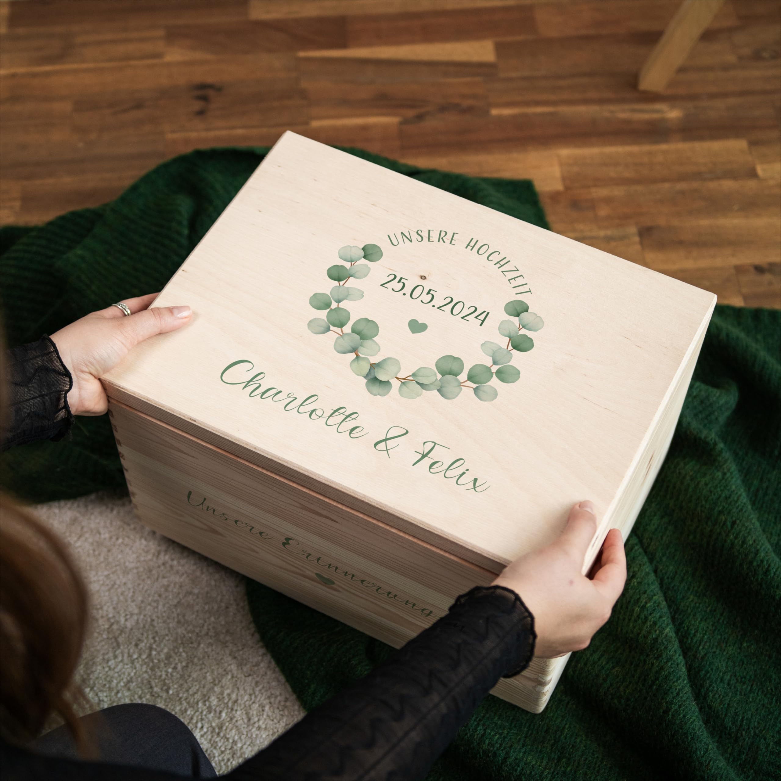 Amari ® Personalisierte Erinnerungsbox aus Holz | Eukalyptus XL ohne Griff - 40 x 30 x 23 cm | Individuelles Hochzeitsgeschenk Erinnerung Hochzeit