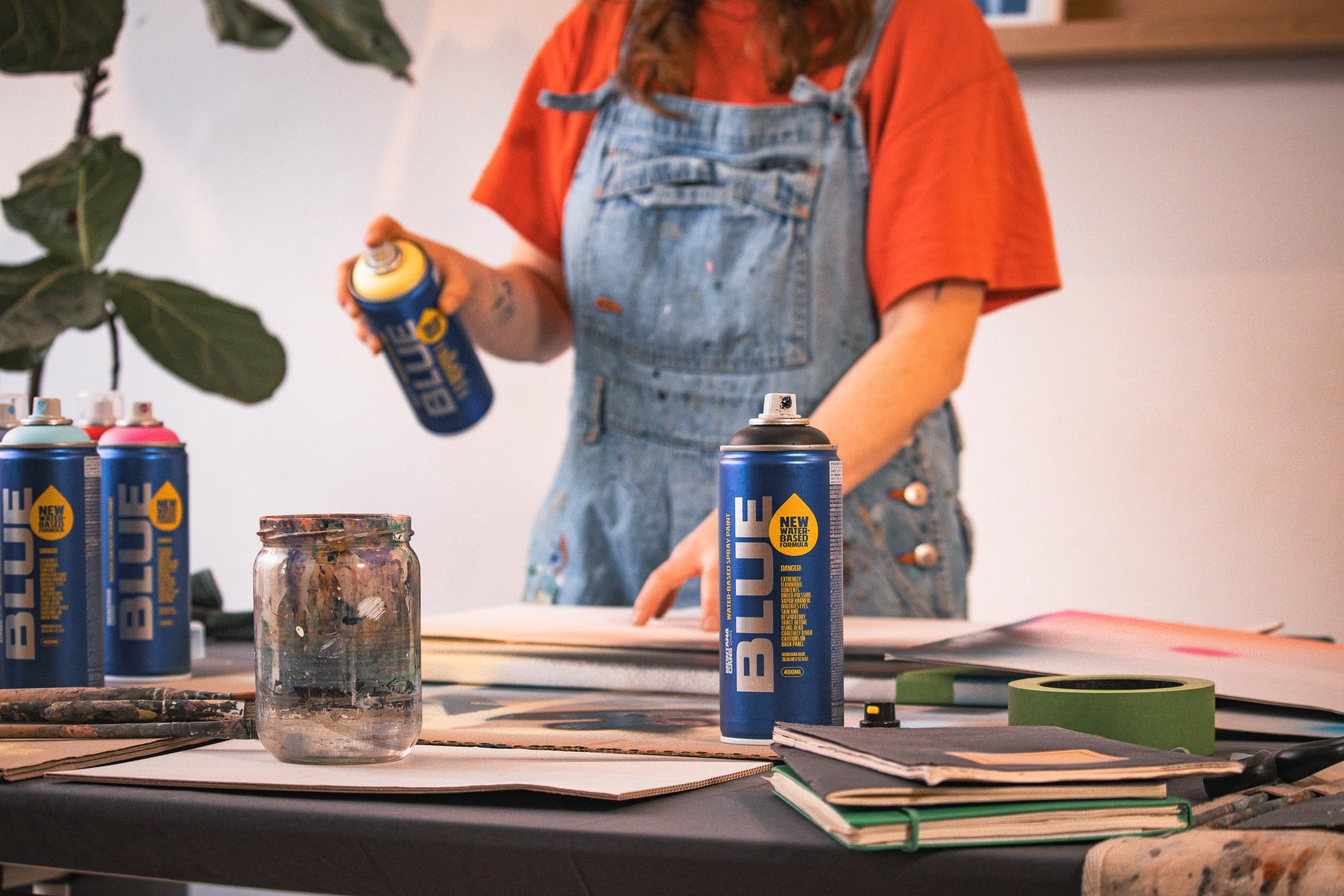Montana Cans BLUE Neon Sprühdosen Set mit Weiß – 6x 400 ml wasserbasierte, fluoreszierende Sprühfarbe mit hoher Deckkraft – schnelltrocknend – Graffiti, Street Art, DIY, Kunst & kreative Projekte