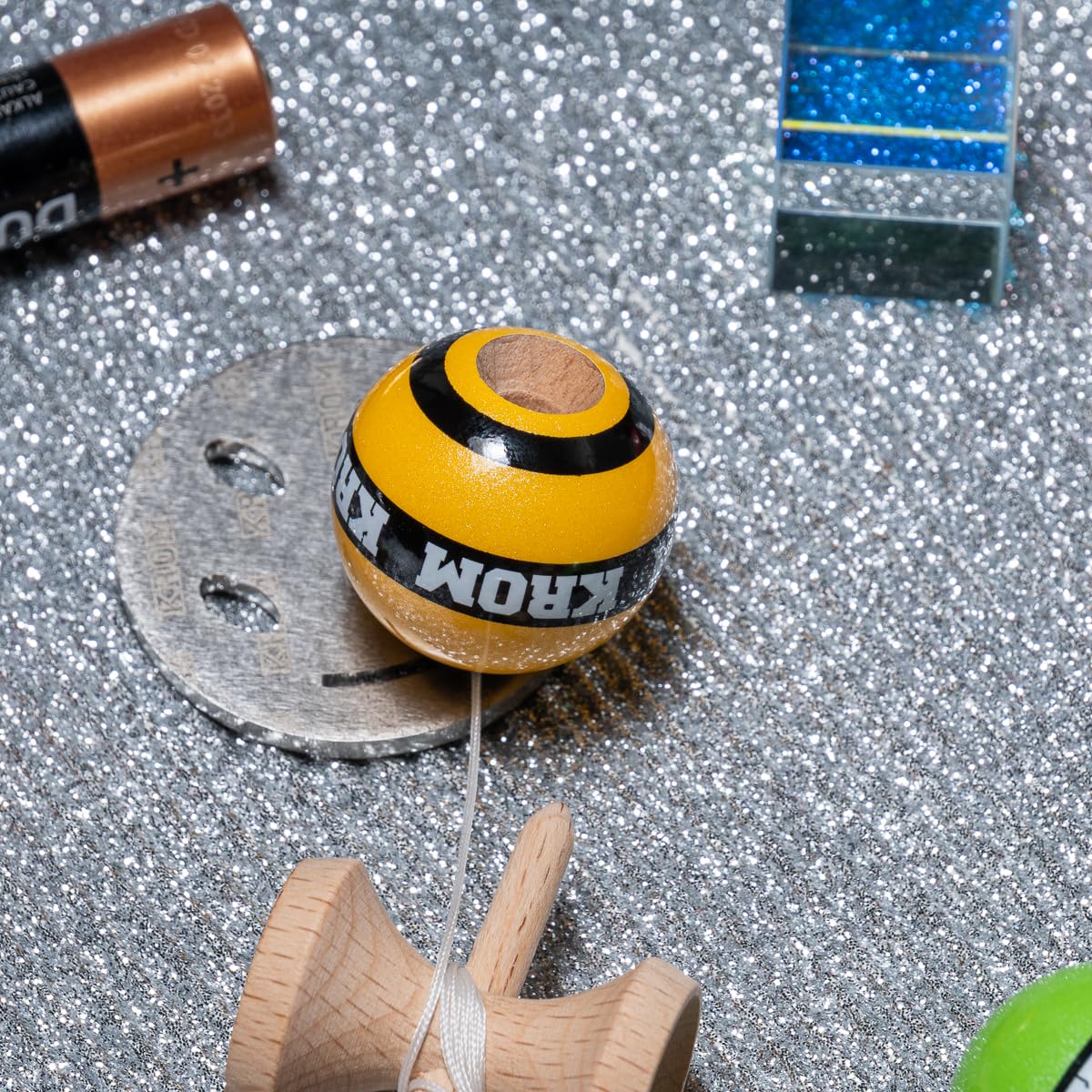 KROM Kendama Micro Amarillo – Mini Kendama de Madera de Haya – Totalmente jugable – Tamaño de Bolsillo – para Principiantes y Profesionales