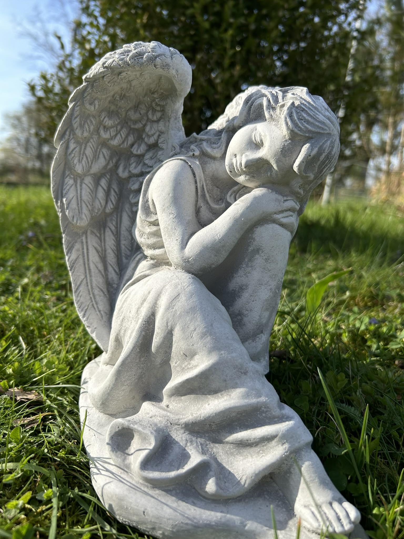 FABRIQ Smutny anioł na kolanie figurka 37 cm – wytrzymała rzeźba z odlewu kamiennego, odporna na mróz