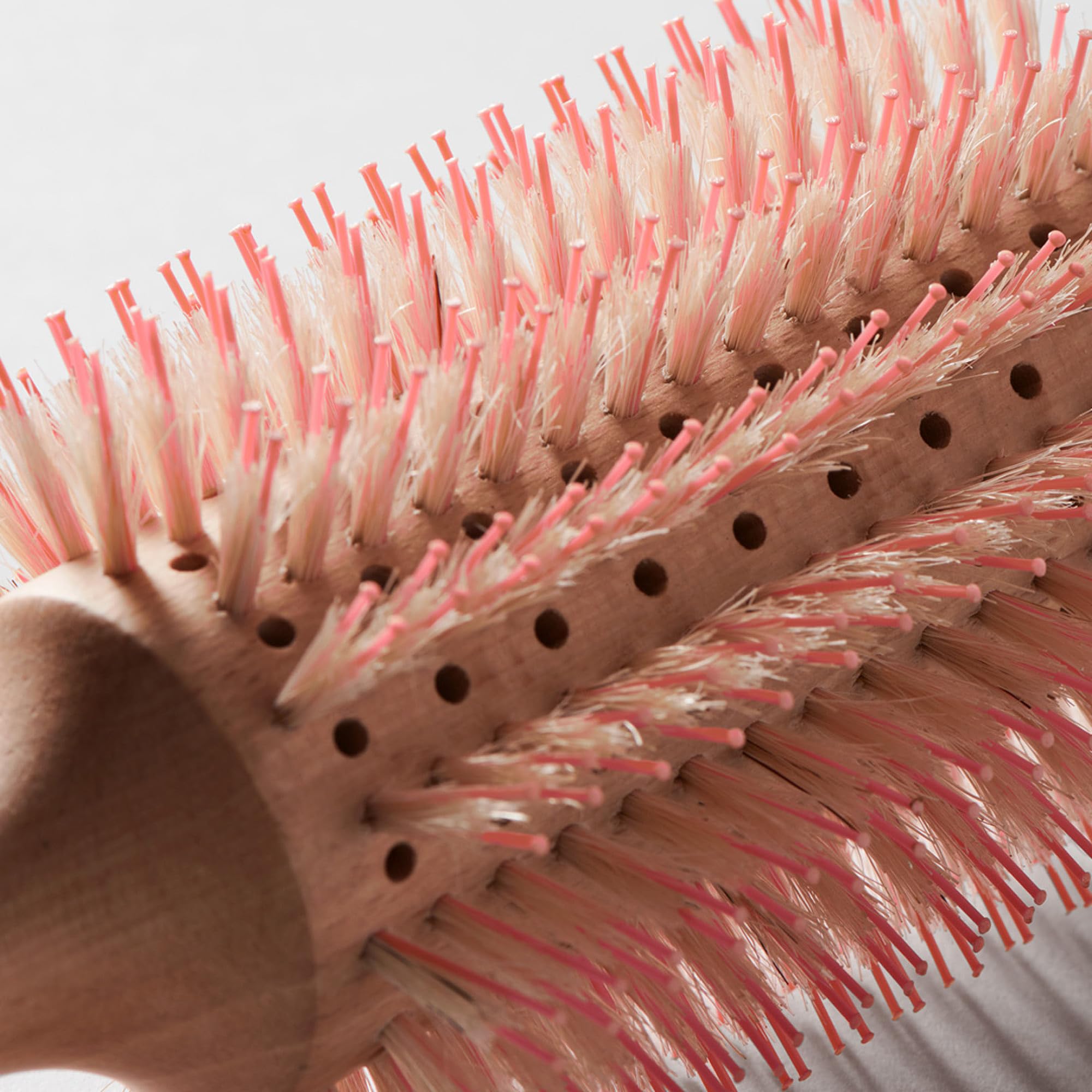 Fromm Mission Sleek - Cepillo de jabalí redondo ventilado para soplados suaves y brillantes incluso en cabello propenso al encrespamiento, cepillo de pelo con jabalí natural para peinar, alisar,